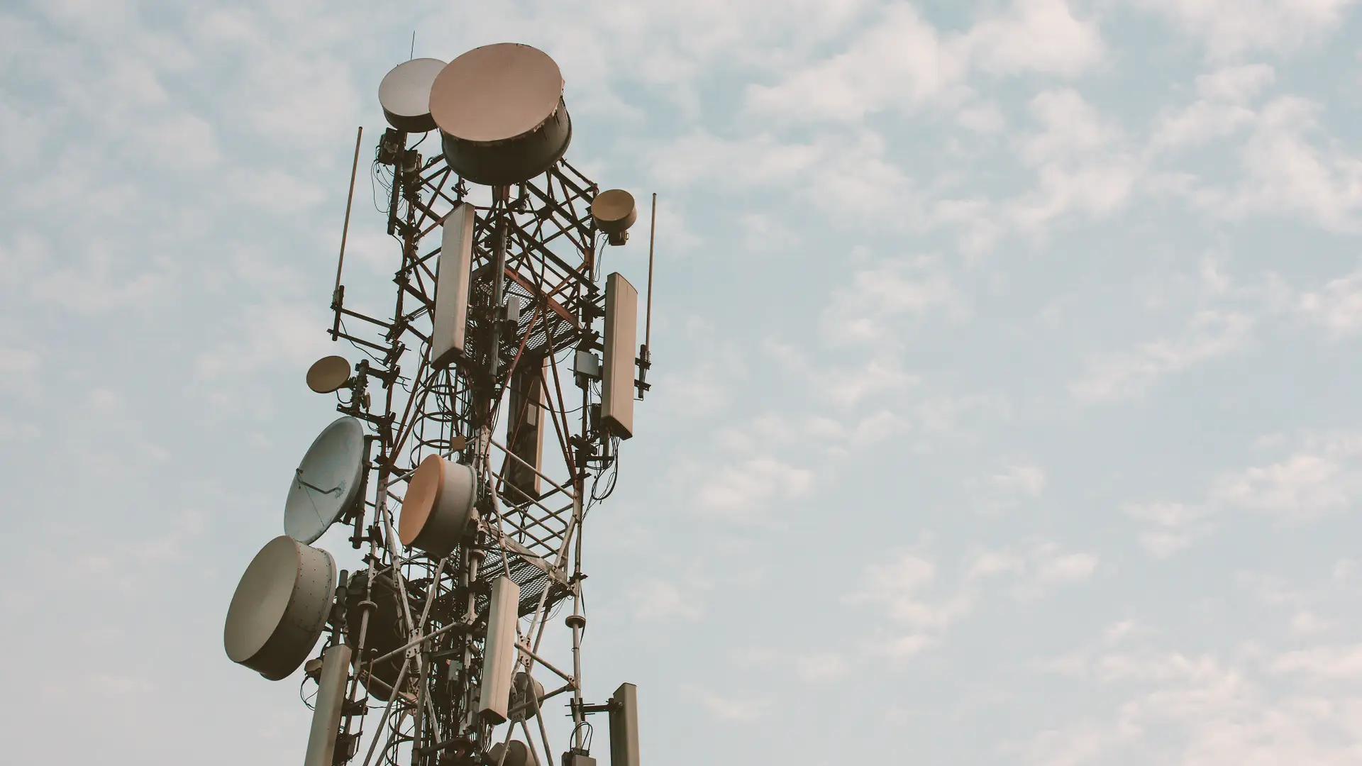 Antena telefónica representa cobertura 5g euskaltel Antena telefónica representa cobertura 5g euskaltel