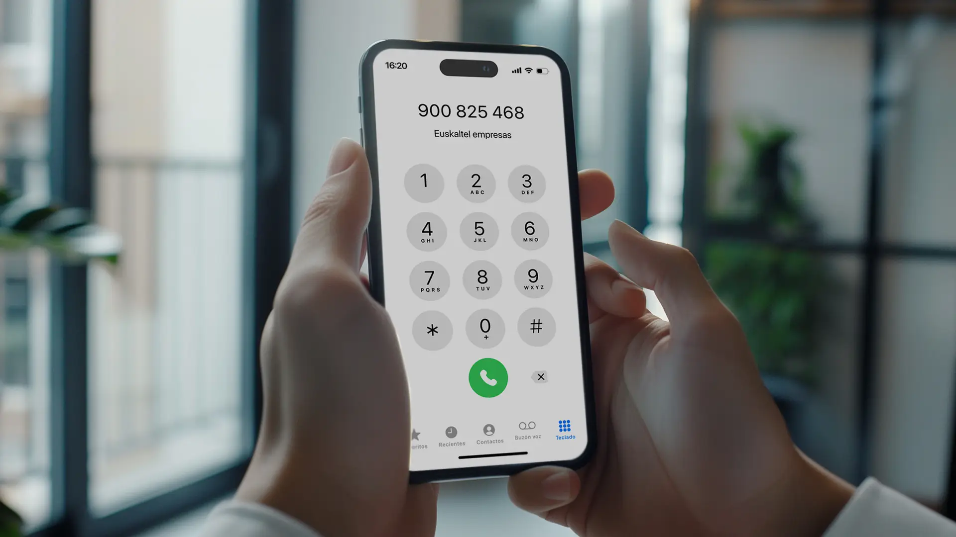 Pantalla de un móvil llamando al 900 825 468 que es el número de teléfono de Euskaltel para empresas. Pantalla de un móvil llamando al 900 825 468 que es el número de teléfono de Euskaltel para empresas.