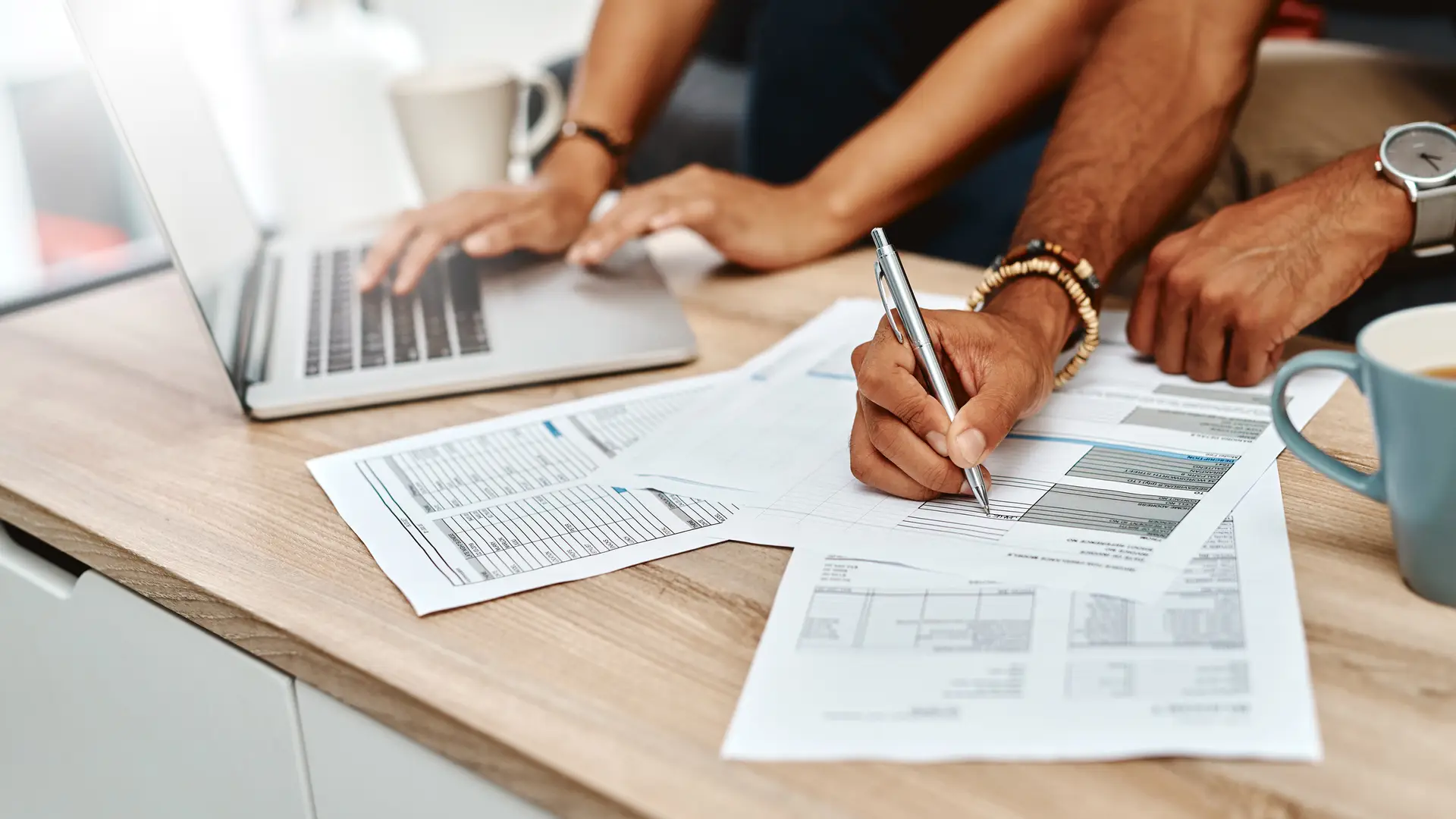 Personas revisando facturas de compañia euskaltel Personas revisando facturas de compañia euskaltel