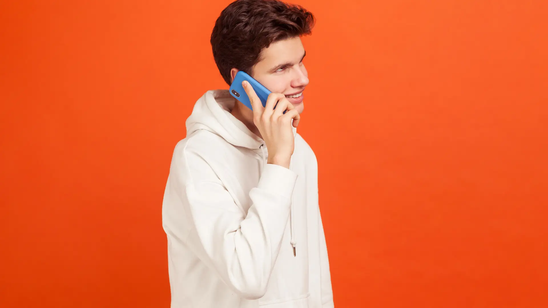 Joven hablando por teléfono para dar de baja servicios euskaltel Joven hablando por teléfono para dar de baja servicios euskaltel