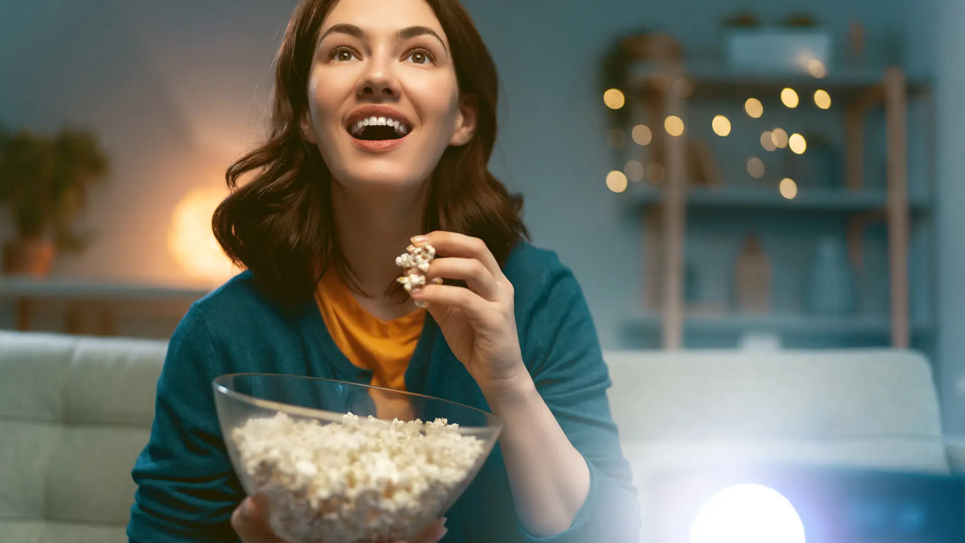 Joven viendo su película favorita con la plataforma edonon de euskaltel Joven viendo su película favorita con la plataforma edonon de euskaltel