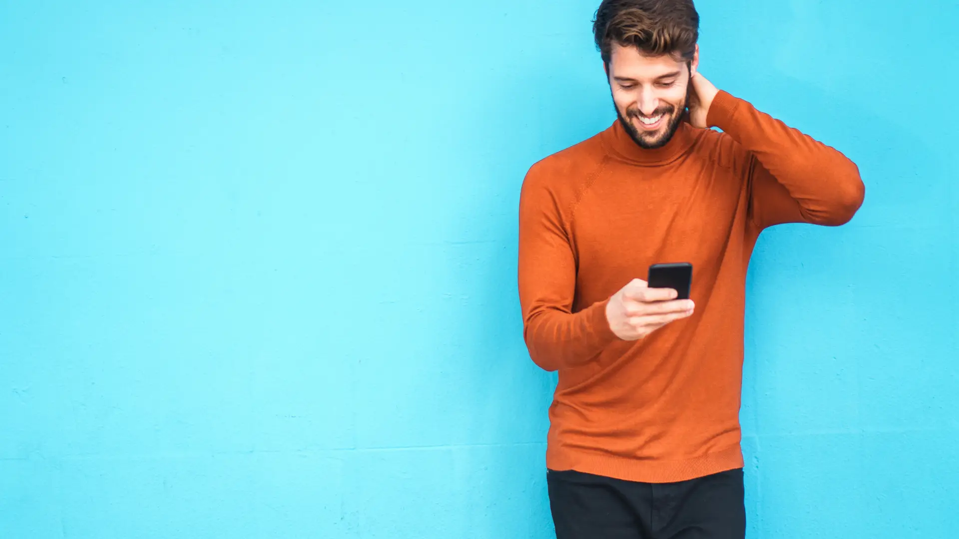 Joven consultando consumo en su smartphone euskaltel Joven consultando consumo en su smartphone euskaltel
