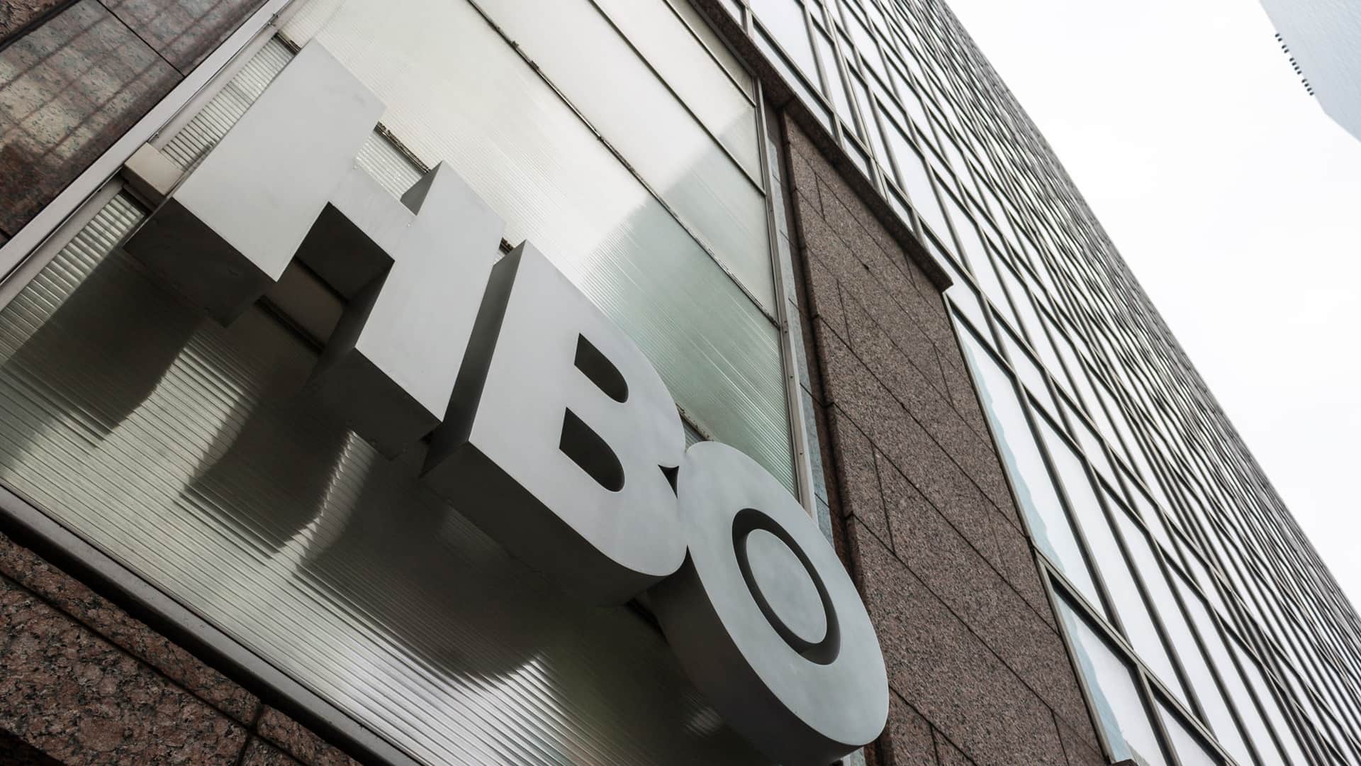 Logotipo de Hbo en edificio representa a canal hbo televisión