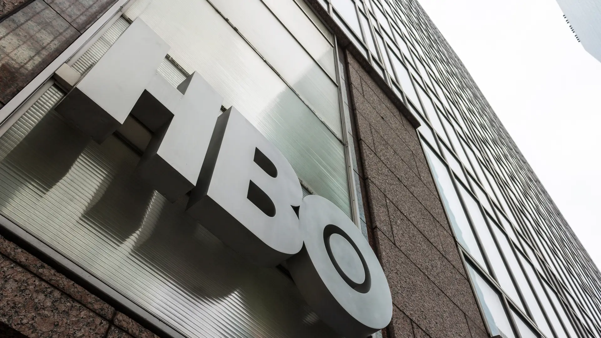 Logotipo de Hbo en edificio representa a canal hbo televisión Logotipo de Hbo en edificio representa a canal hbo televisión
