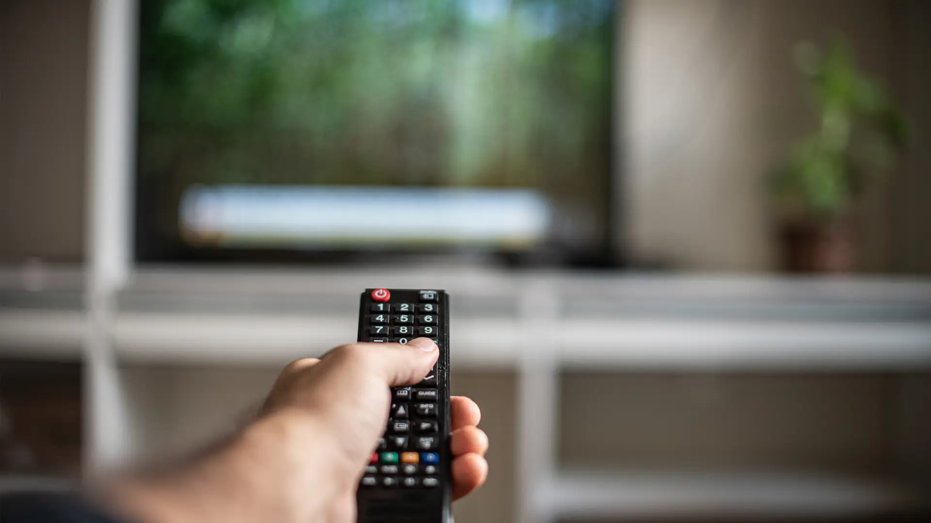 Mando a distancia de televisión simboliza mando a distancia