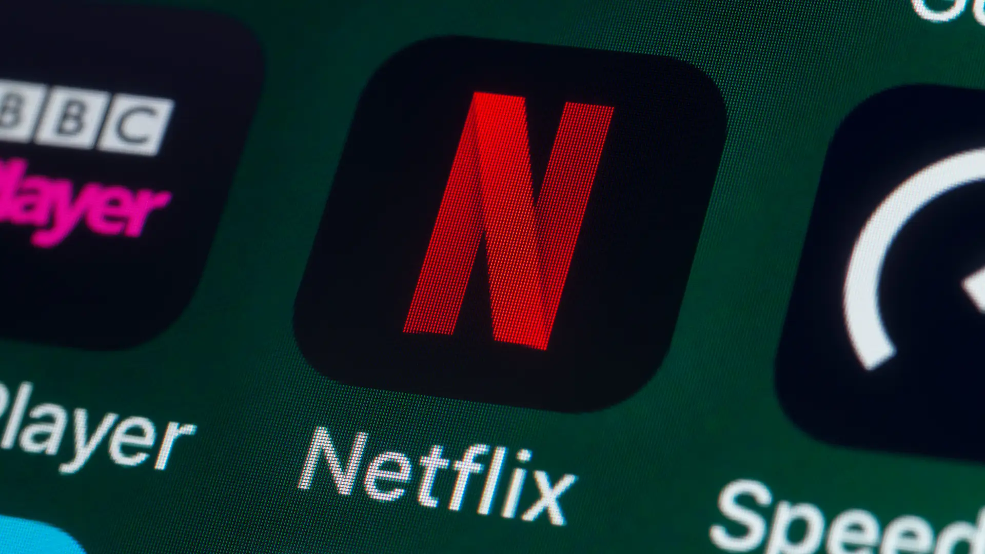 Icono de netflix en pantalla representa a netflix televisión