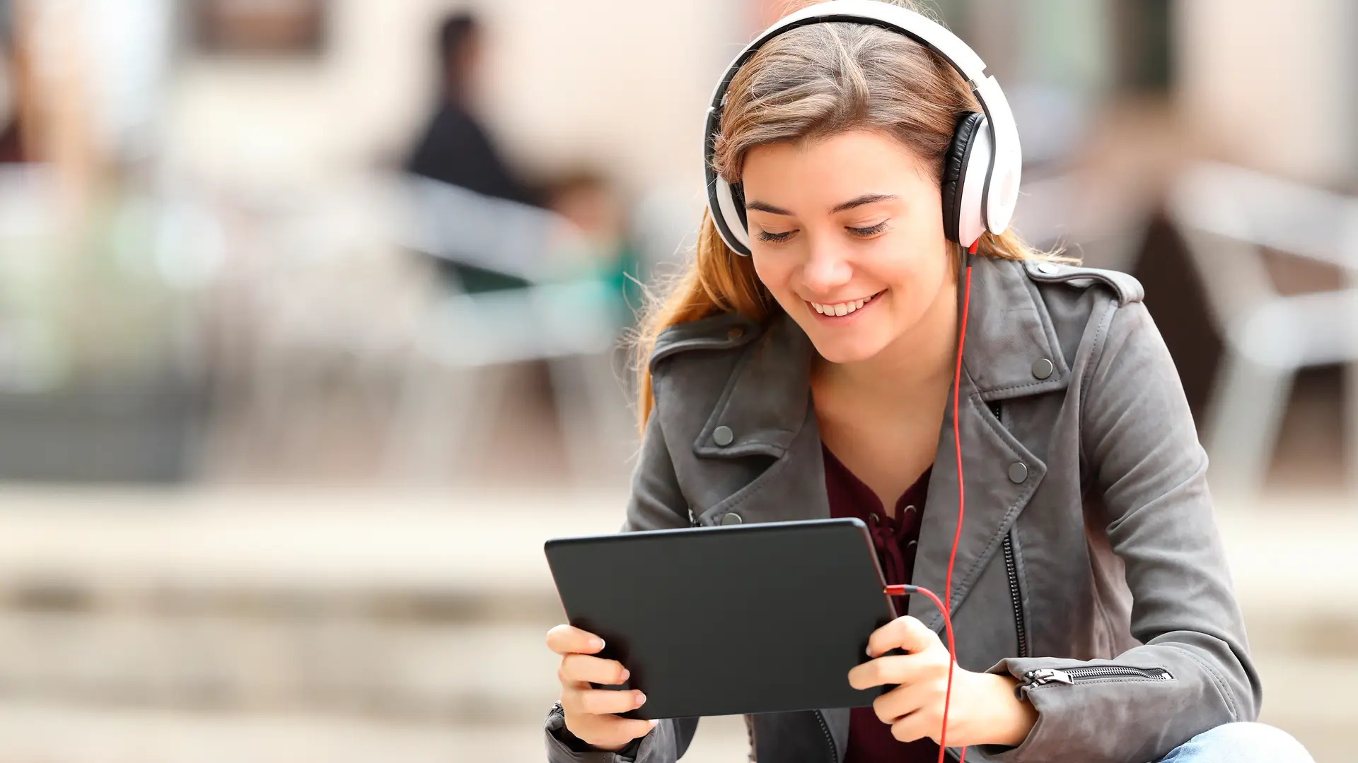 Joven disfrutando de su programa favorito el cual no pudo ver representa servicio replay Joven disfrutando de su programa favorito el cual no pudo ver representa servicio replay