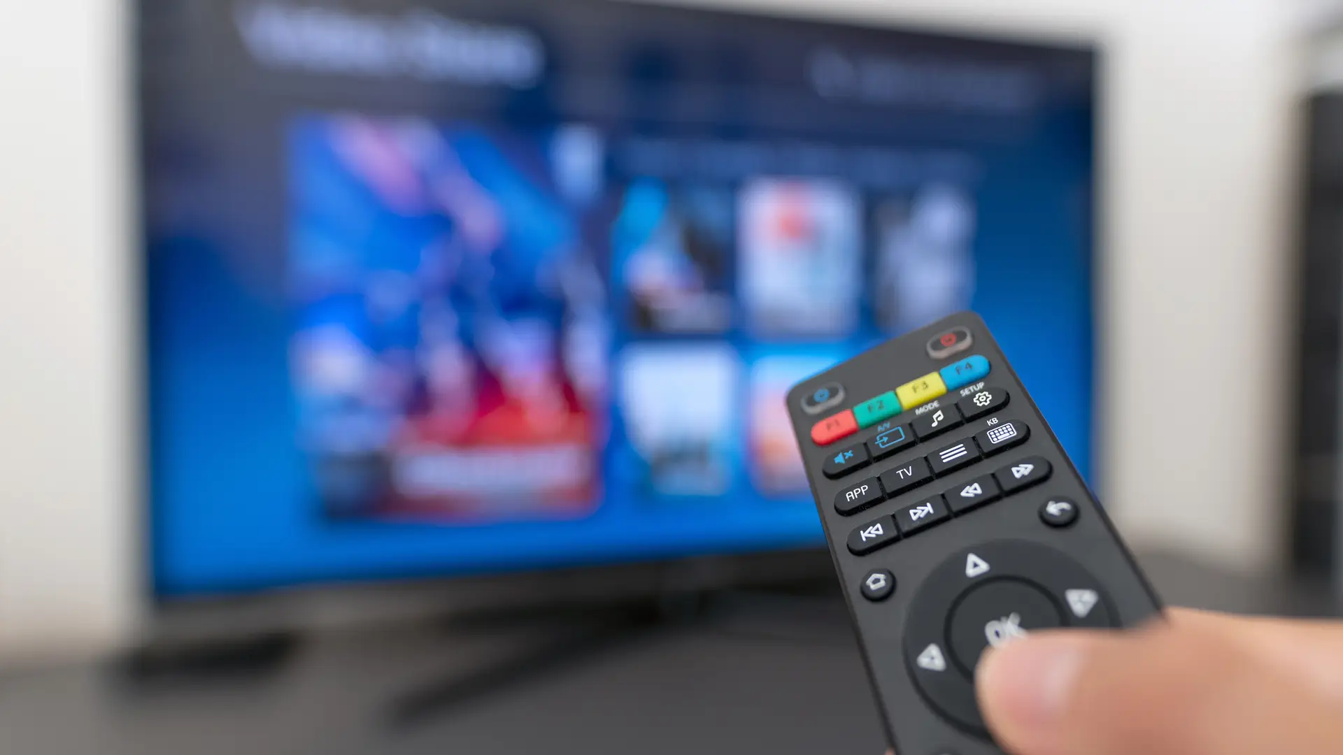 Persona cambiando de canal en televisión tdt Persona cambiando de canal en televisión tdt