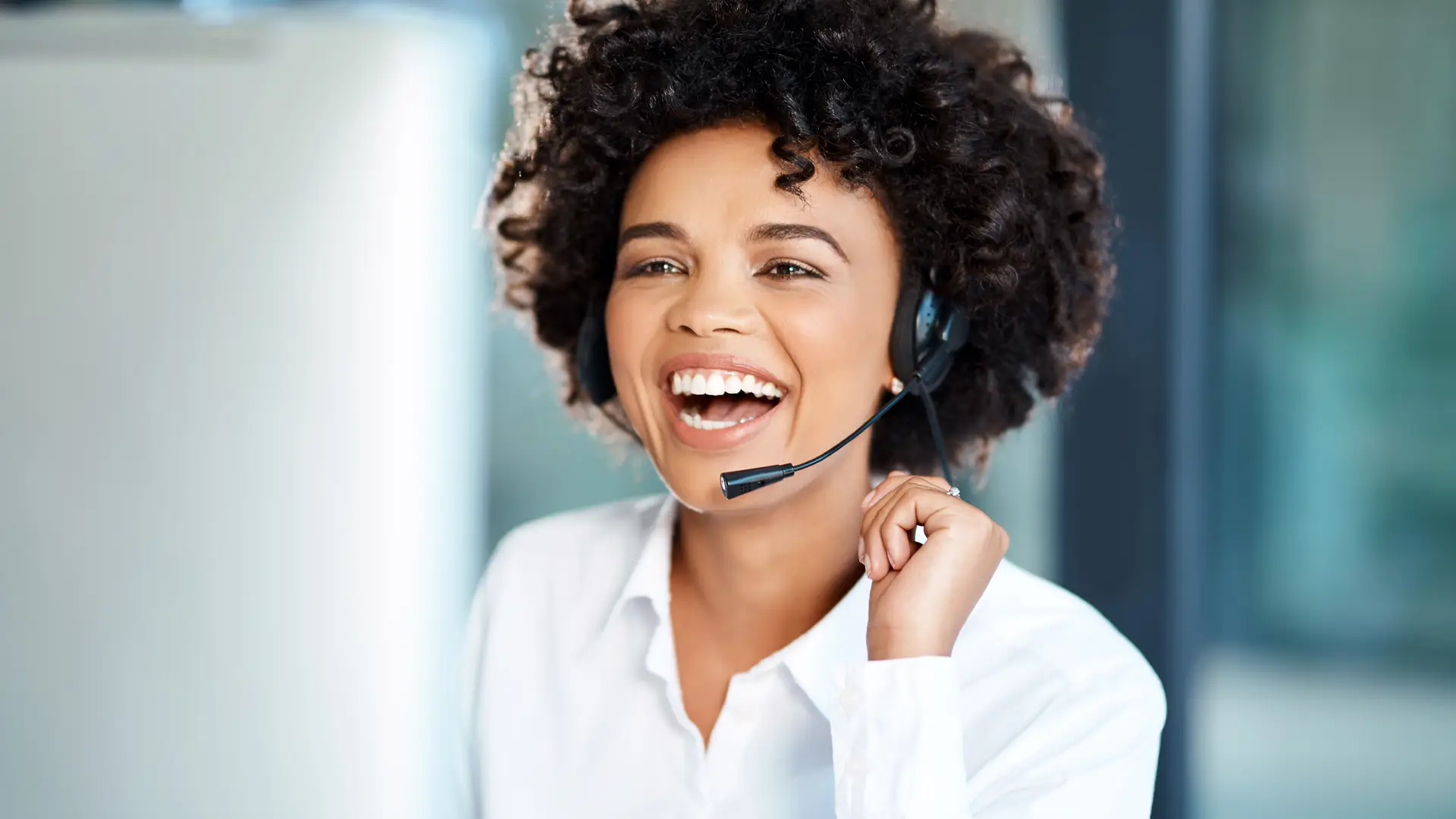 Teleoperadora euskaltel recibiendo una incidencia de un cliente