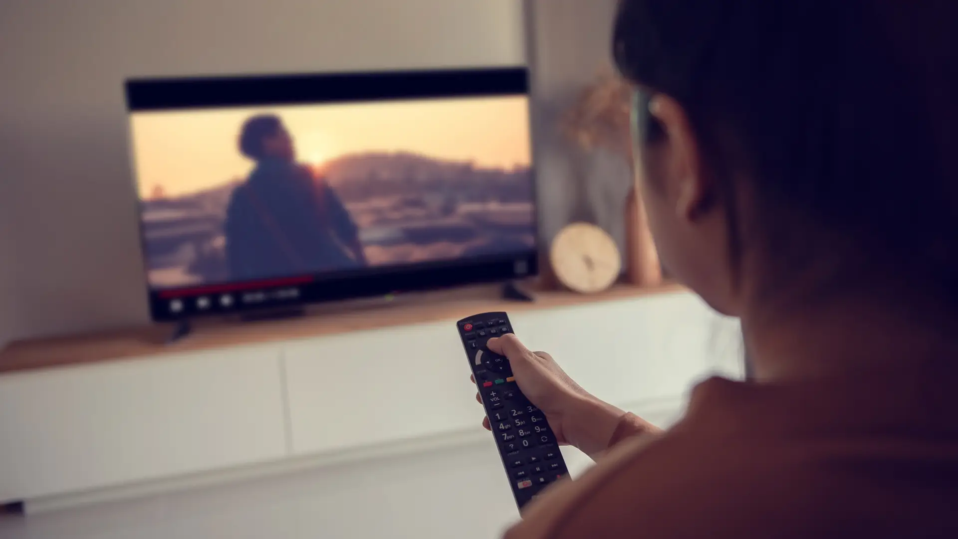 Joven viendo la tv representa tarifas móvil internet y tv Joven viendo la tv representa tarifas móvil internet y tv