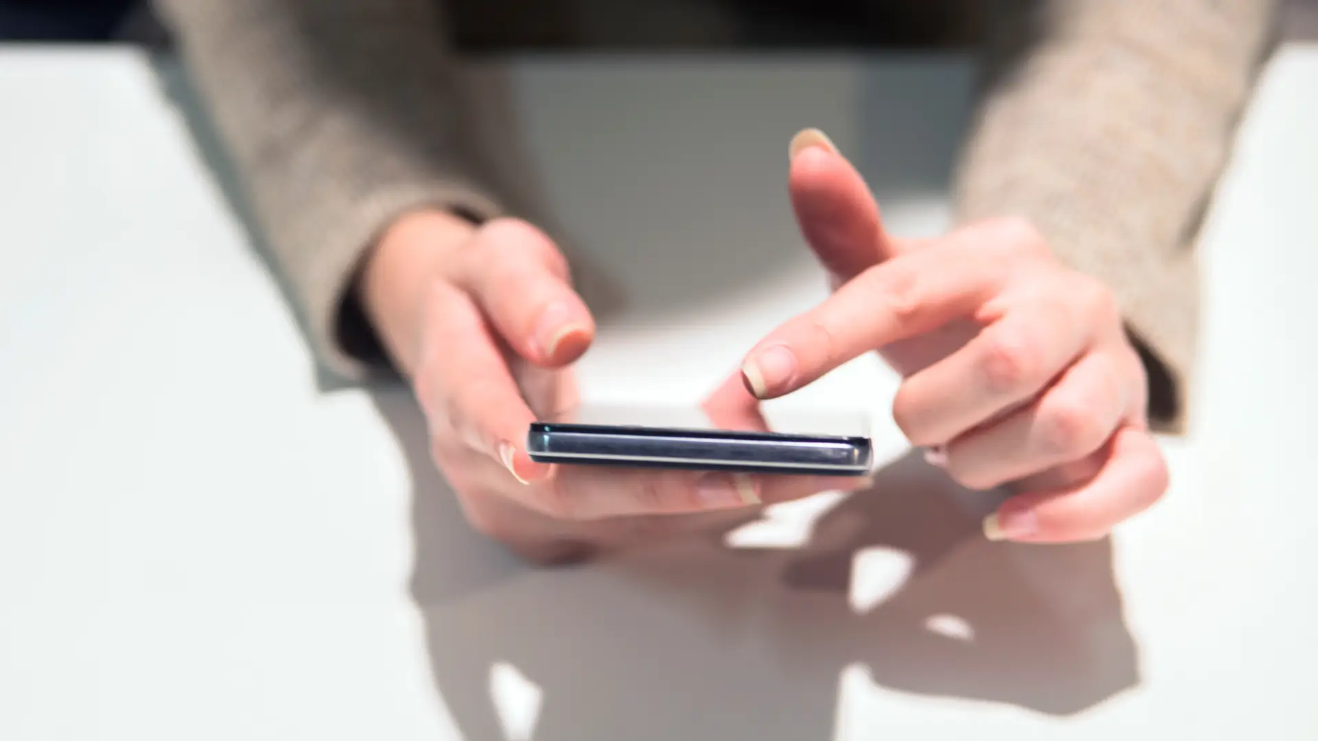 Joven navegando por internet con su móvil representa móvil internet Joven navegando por internet con su móvil representa móvil internet