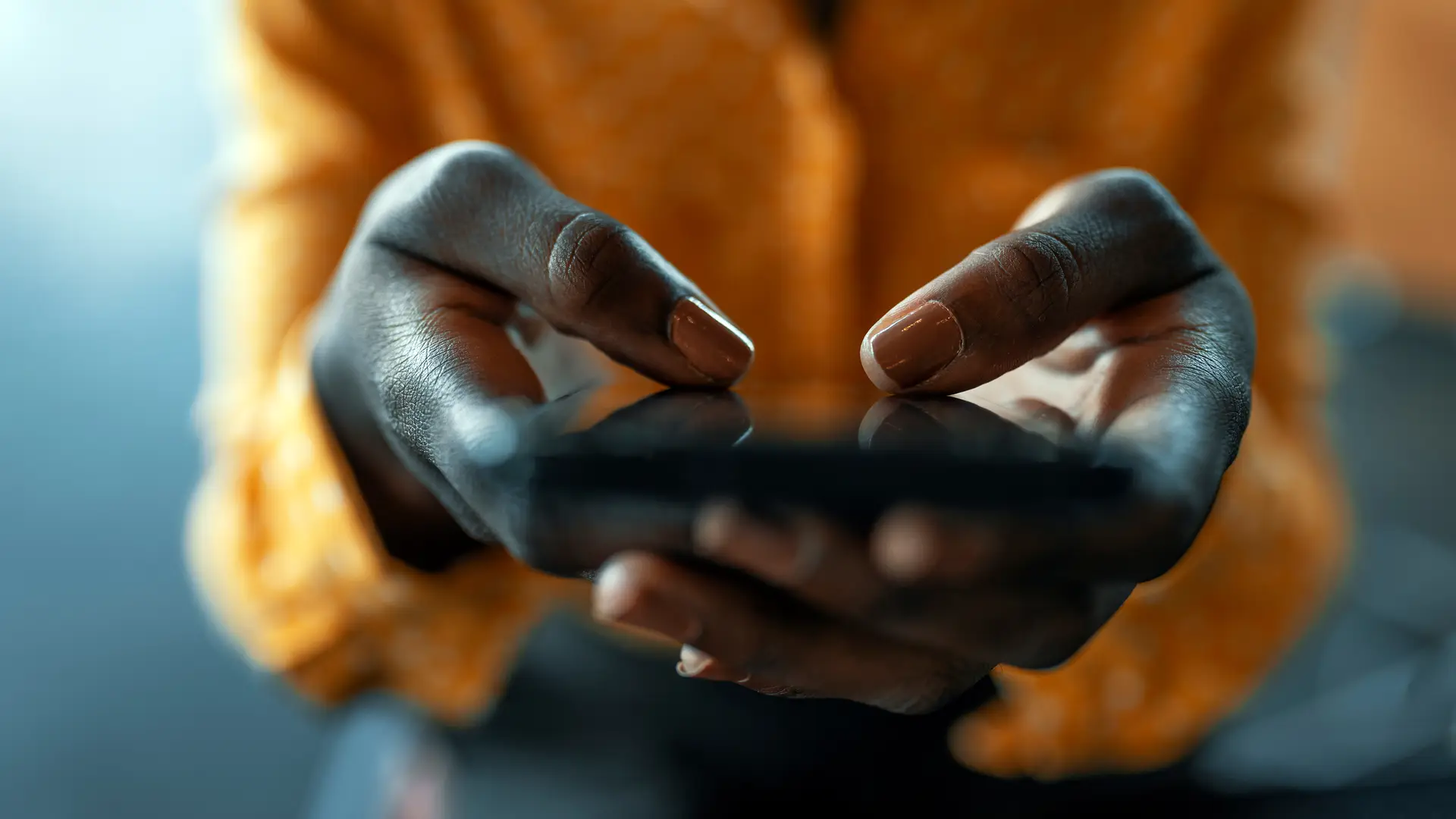 Mujer usando smartphone simboliza móvil prepago Mujer usando smartphone simboliza móvil prepago