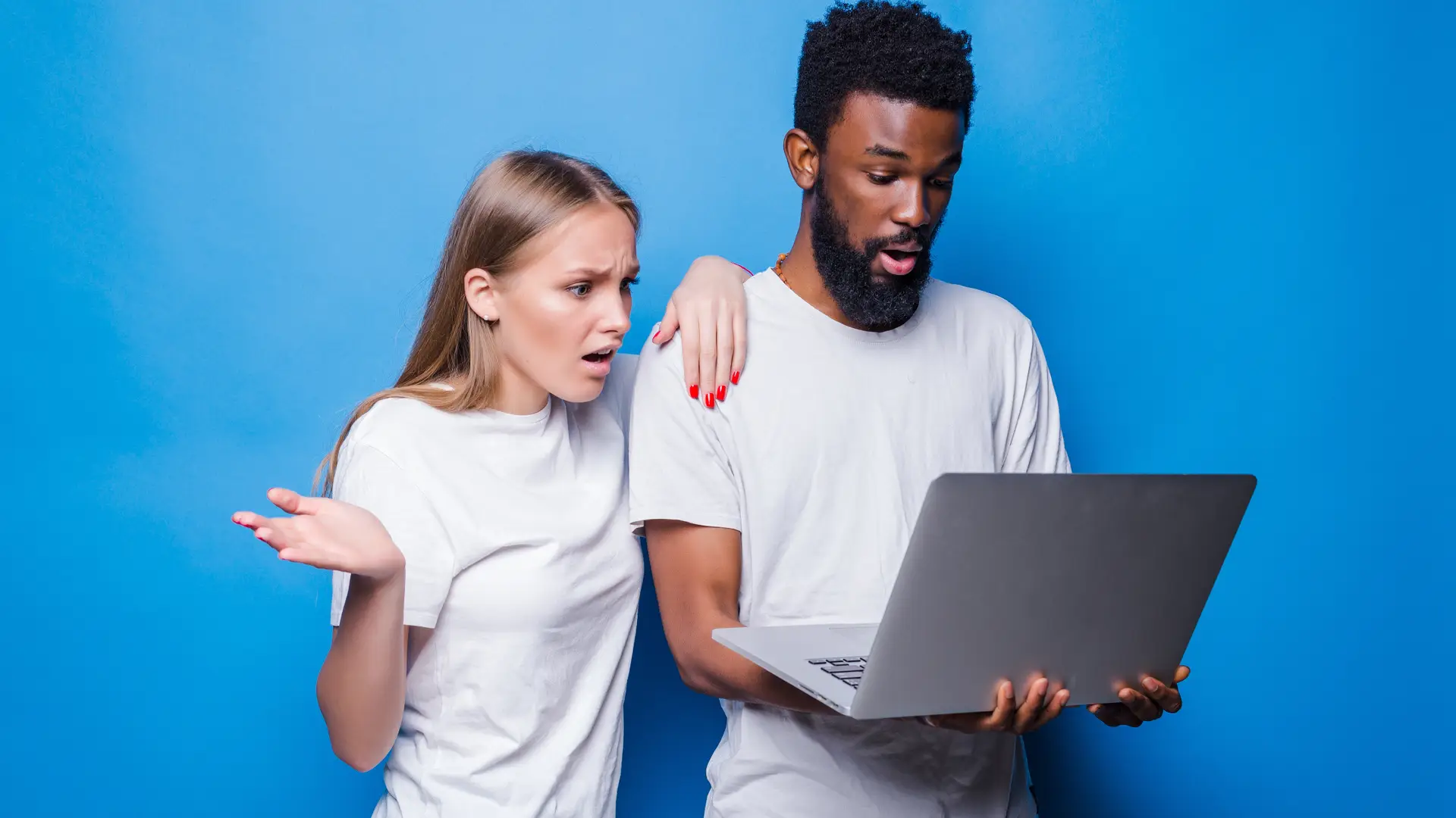 Pareja busca en su portátil cómo dar de baja su tarifa de internet con Excom Pareja busca en su portátil cómo dar de baja su tarifa de internet con Excom