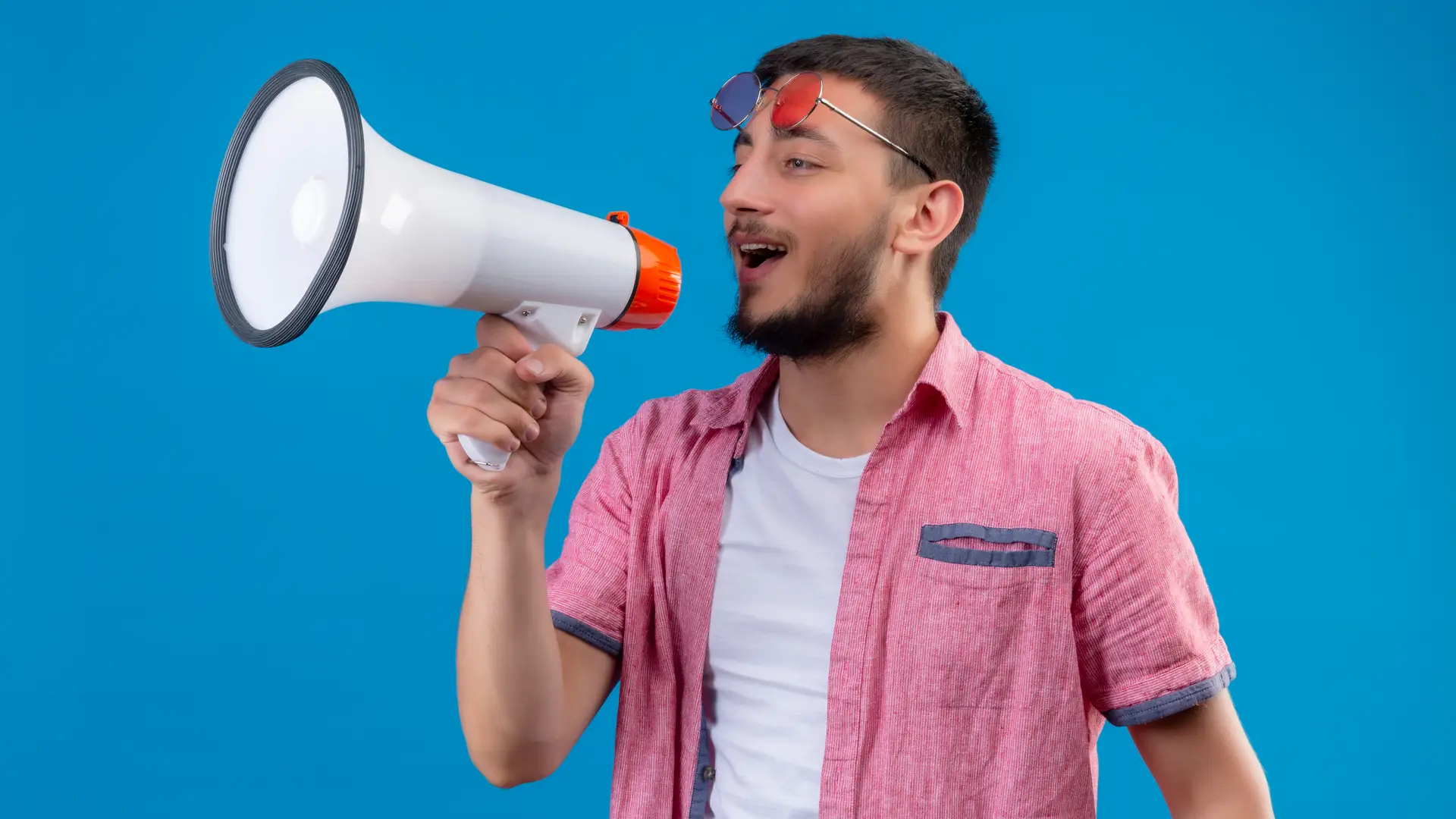 Hombre comparte su opinión usando un megáfono sobre la compañía excom