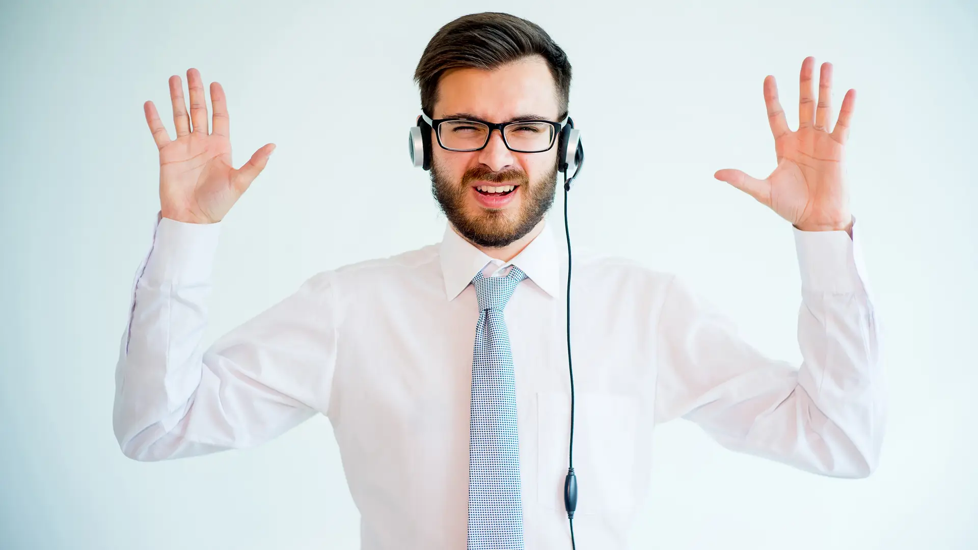 Teleoperador recbiendo la baja de un cliente finetwork Teleoperador recbiendo la baja de un cliente finetwork