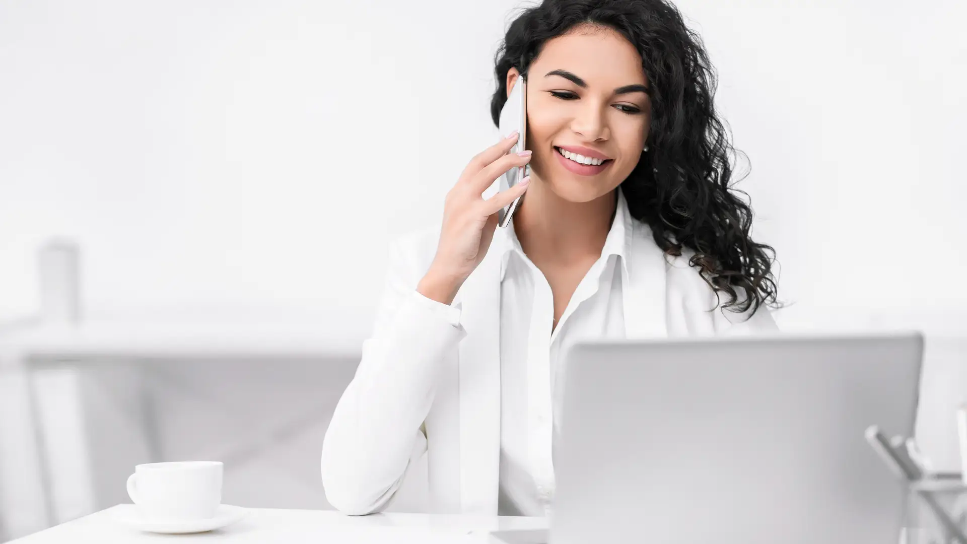 Mujer hablando por teléfono para cambiar su tarifa móvil Mujer hablando por teléfono para cambiar su tarifa móvil