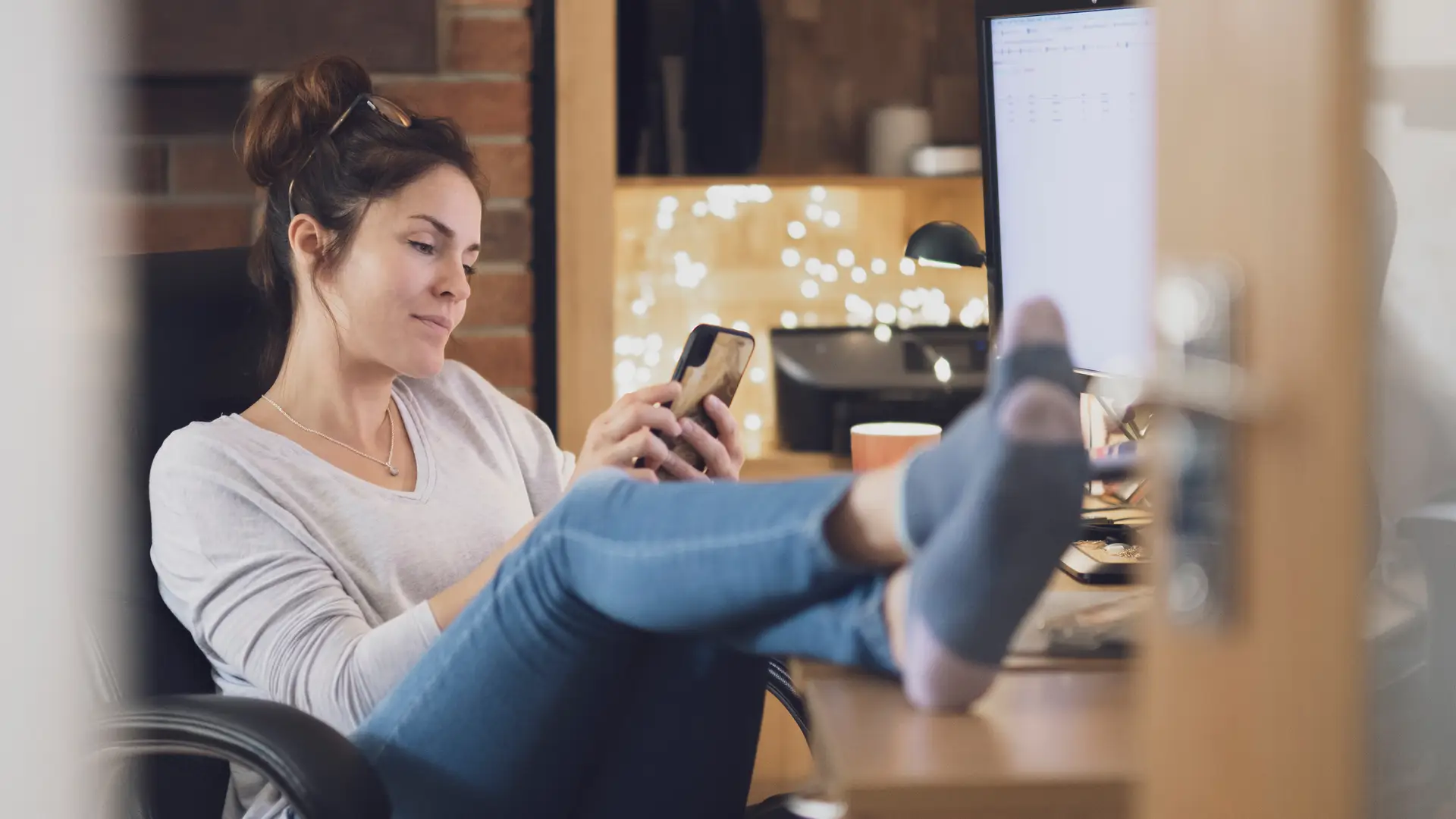 Mujer navegando en su smartphone conectado a una cgnat finetwork Mujer navegando en su smartphone conectado a una cgnat finetwork