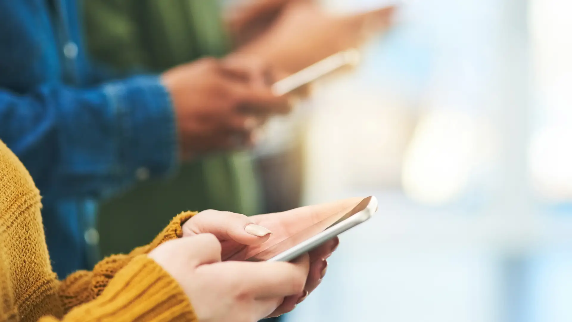 Mujer compartiendo internet con sus amigos desde su smartphone Mujer compartiendo internet con sus amigos desde su smartphone