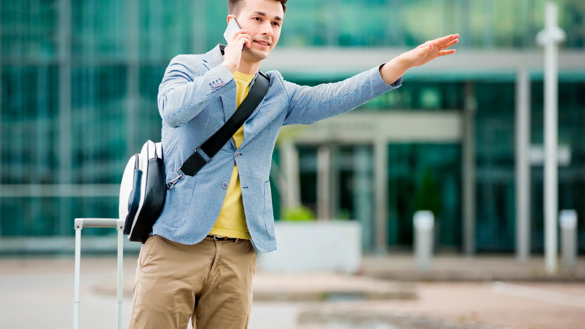 Hombre en aeropuerto con maleta hablando por teléfono representa llamadas internacionales finetwork Hombre en aeropuerto con maleta hablando por teléfono representa llamadas internacionales finetwork