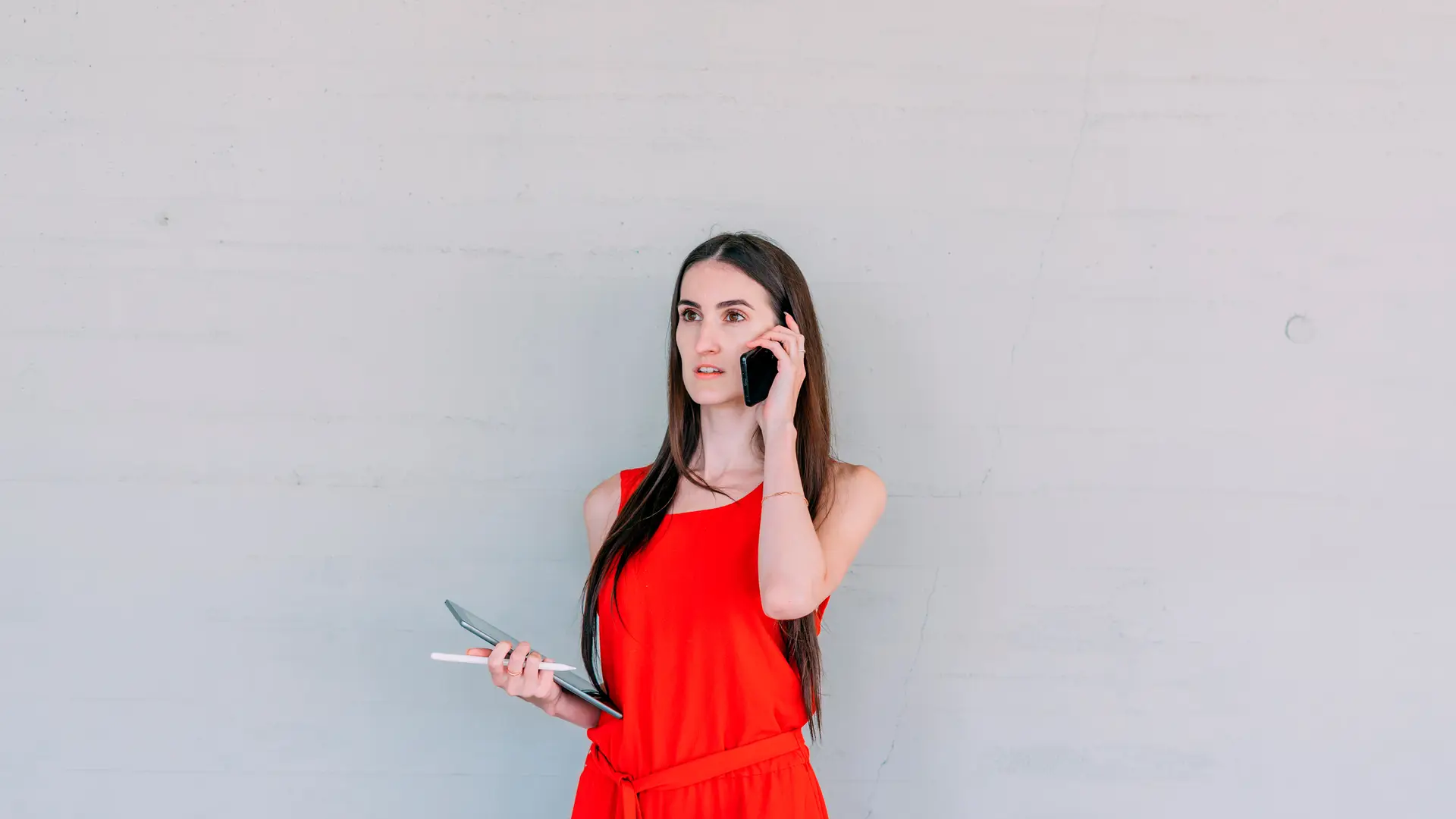 Mujer realizando llamada telefonica para solicitar quitar el contestador Mujer realizando llamada telefonica para solicitar quitar el contestador
