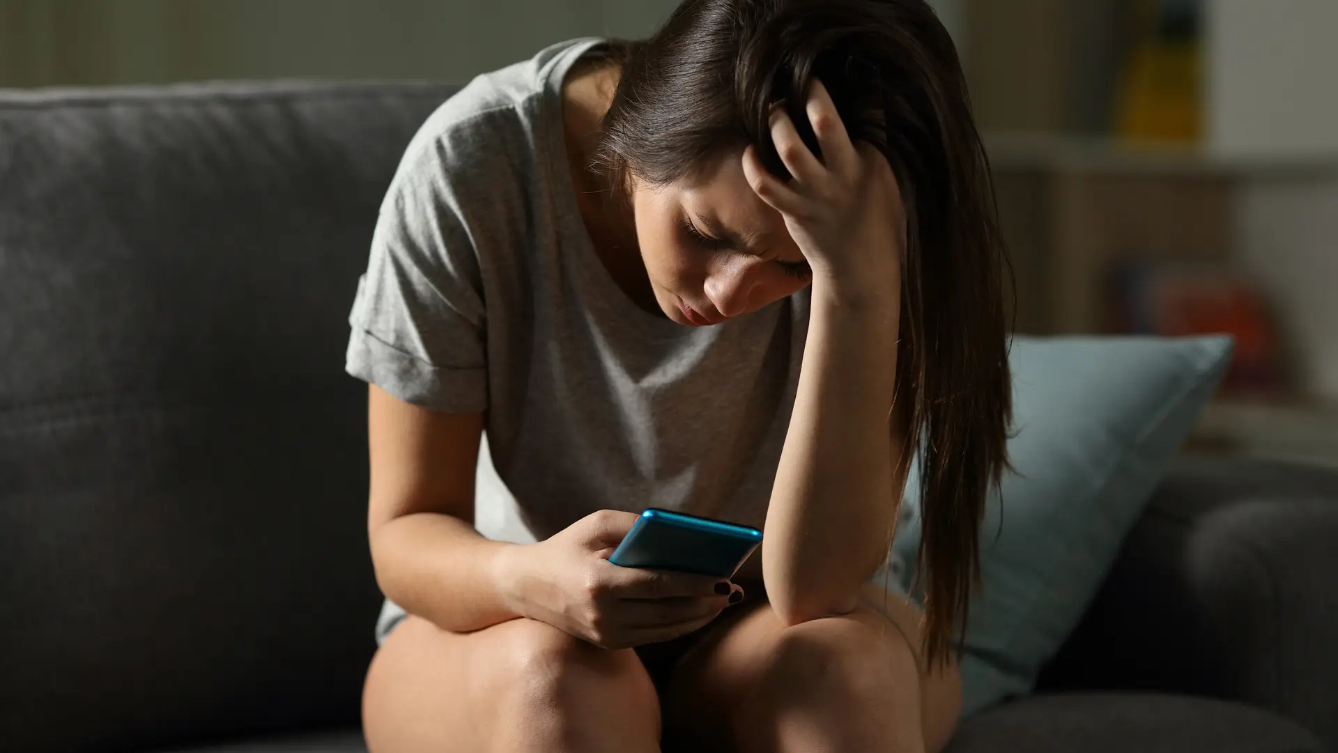 Joven triste porque se ha quedado sín saldo en su smartphone de finetwork Joven triste porque se ha quedado sín saldo en su smartphone de finetwork