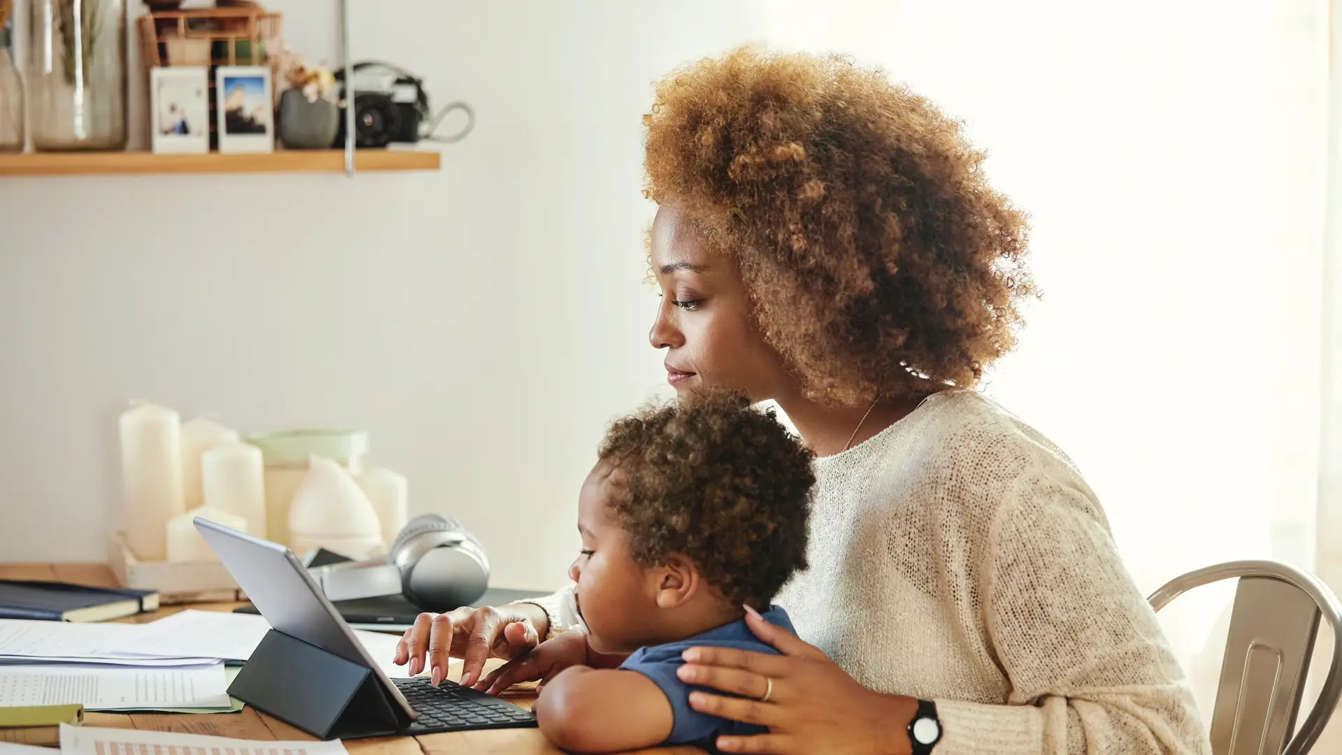 Madre con hijo trabajando en la tableta digital en casa con el wifi finetwork Madre con hijo trabajando en la tableta digital en casa con el wifi finetwork