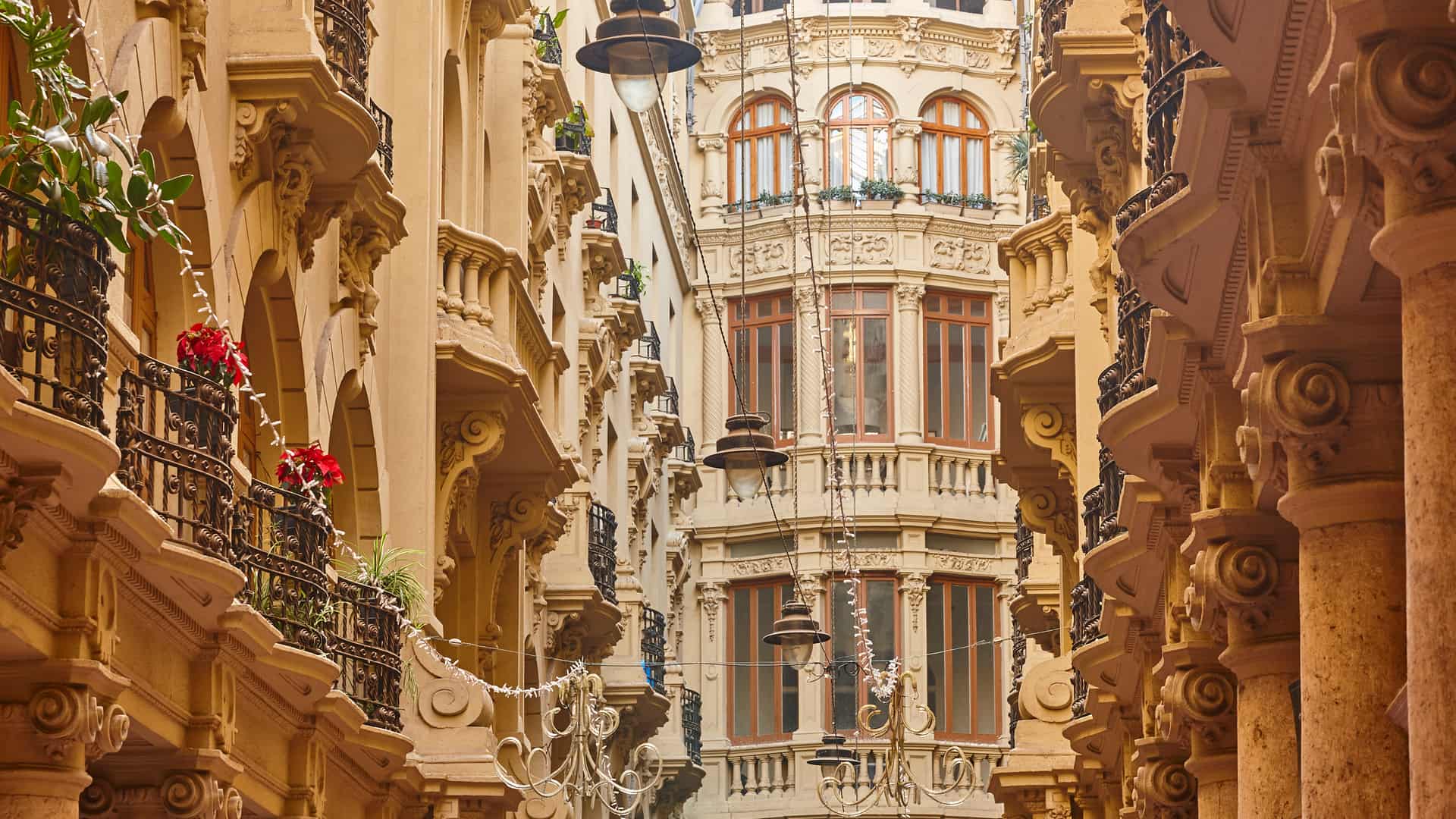 Edificios antiguos clásicos fachadas pasadizo en Albacete donde esta disponible el operador telefónico finetwork