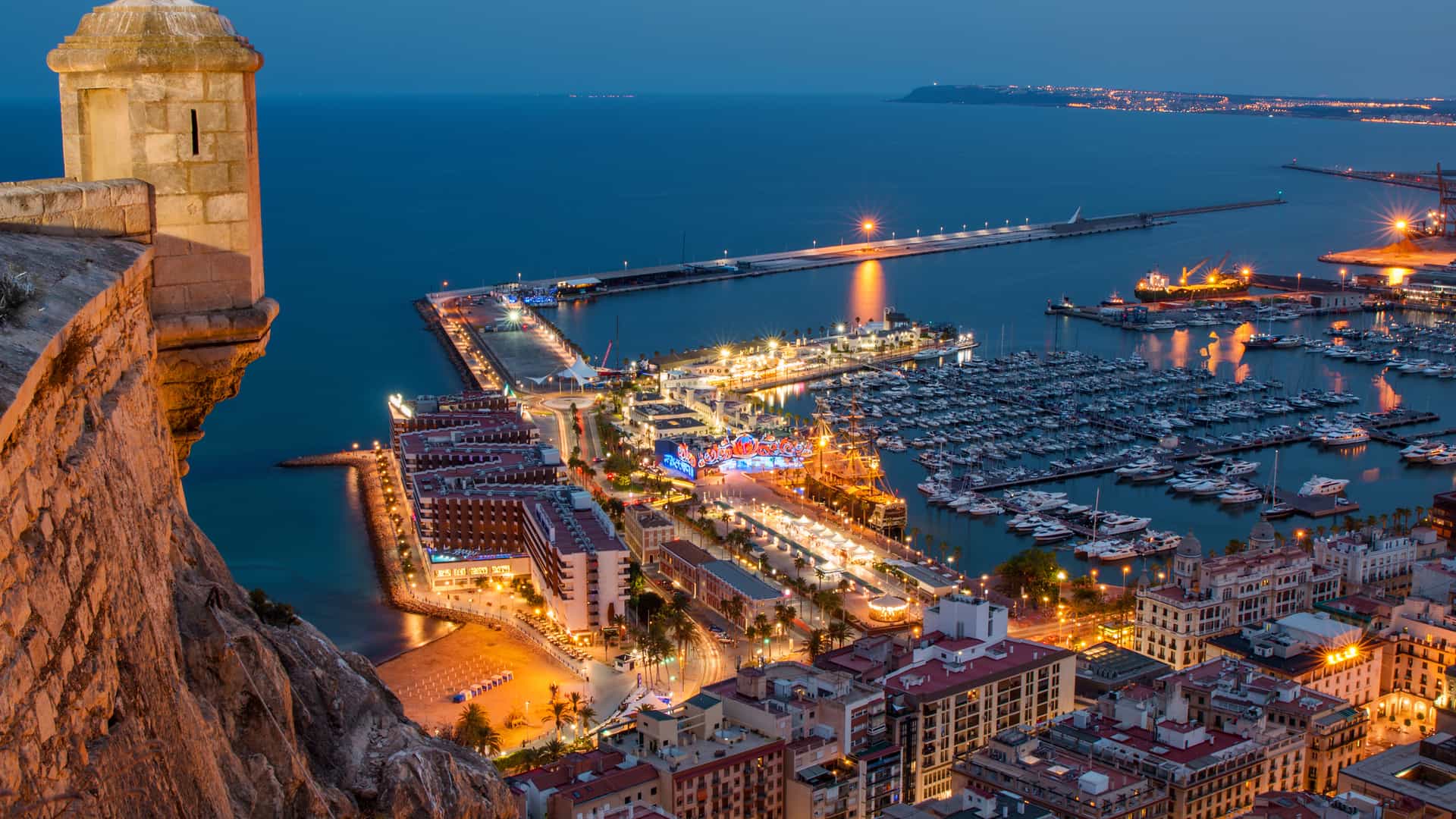 Alicante por la noche vista panorámica donde esta disponible el operador telefónico finetwork