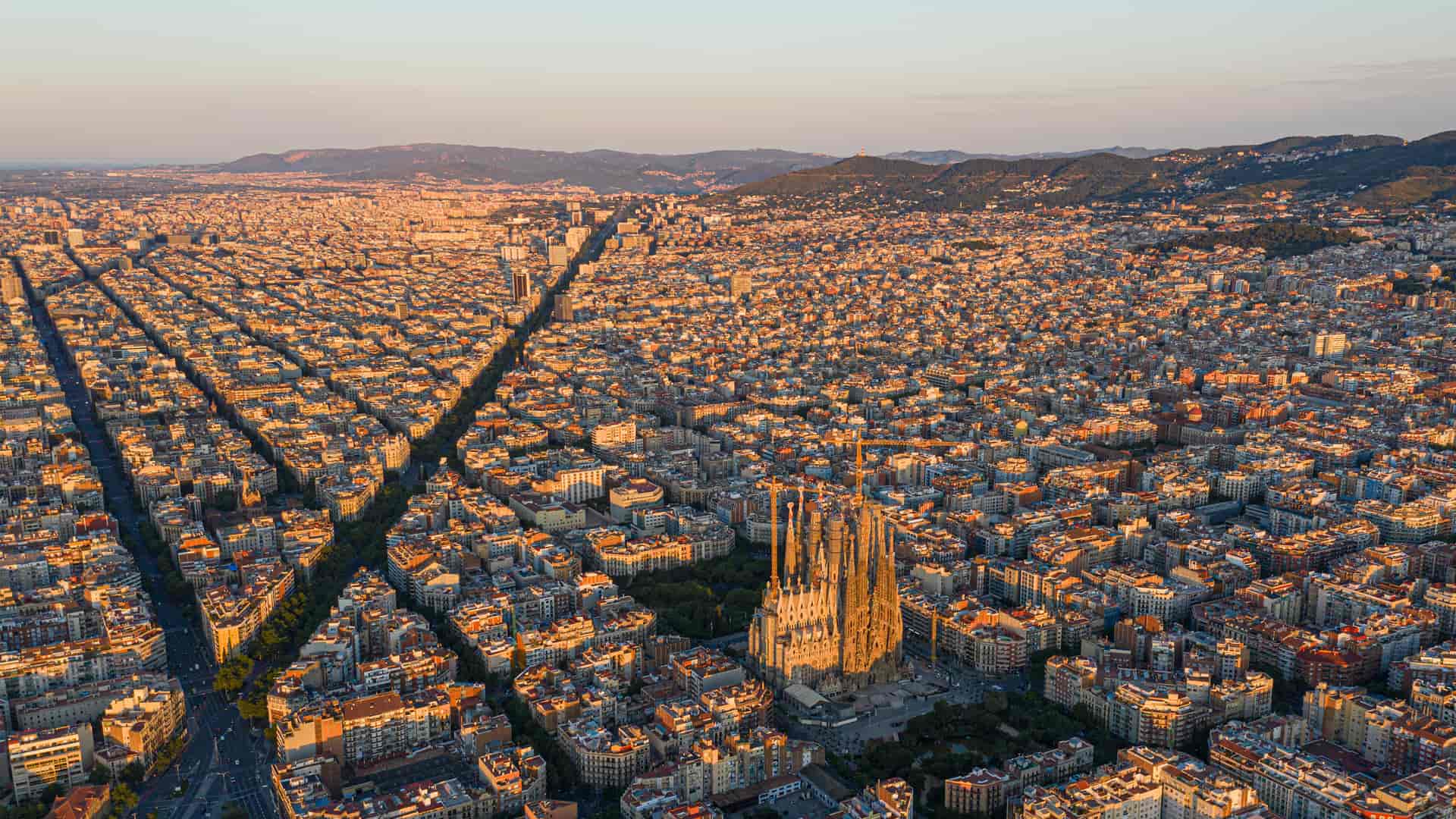 Vista aérea de Barcelona donde esta disponible el operador telefónico finetwork