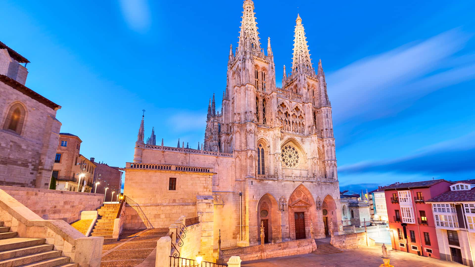 Burgos catedral en la luz de noche donde esta disponible el operador telefónico finetwork