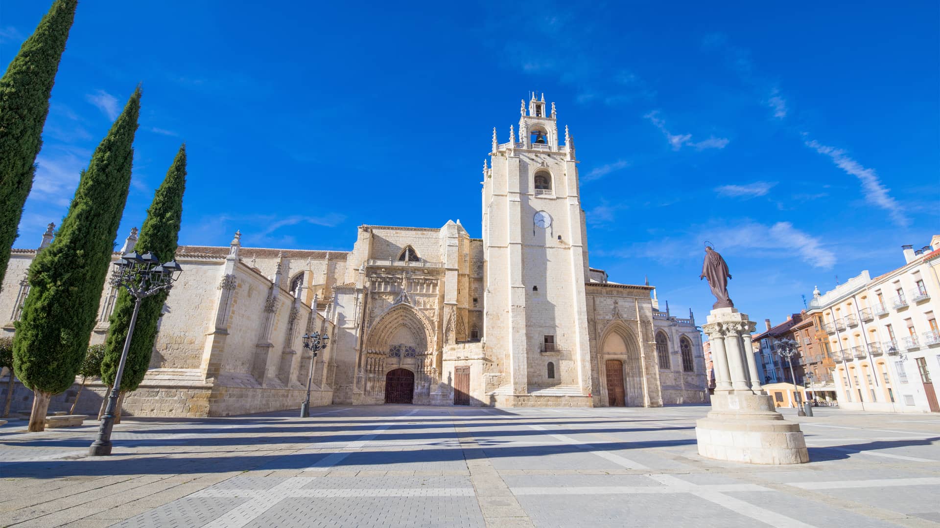 Fachada principal de Catedral de San Antolin en Palencia donde esta disponible el operador telefónico finetwork