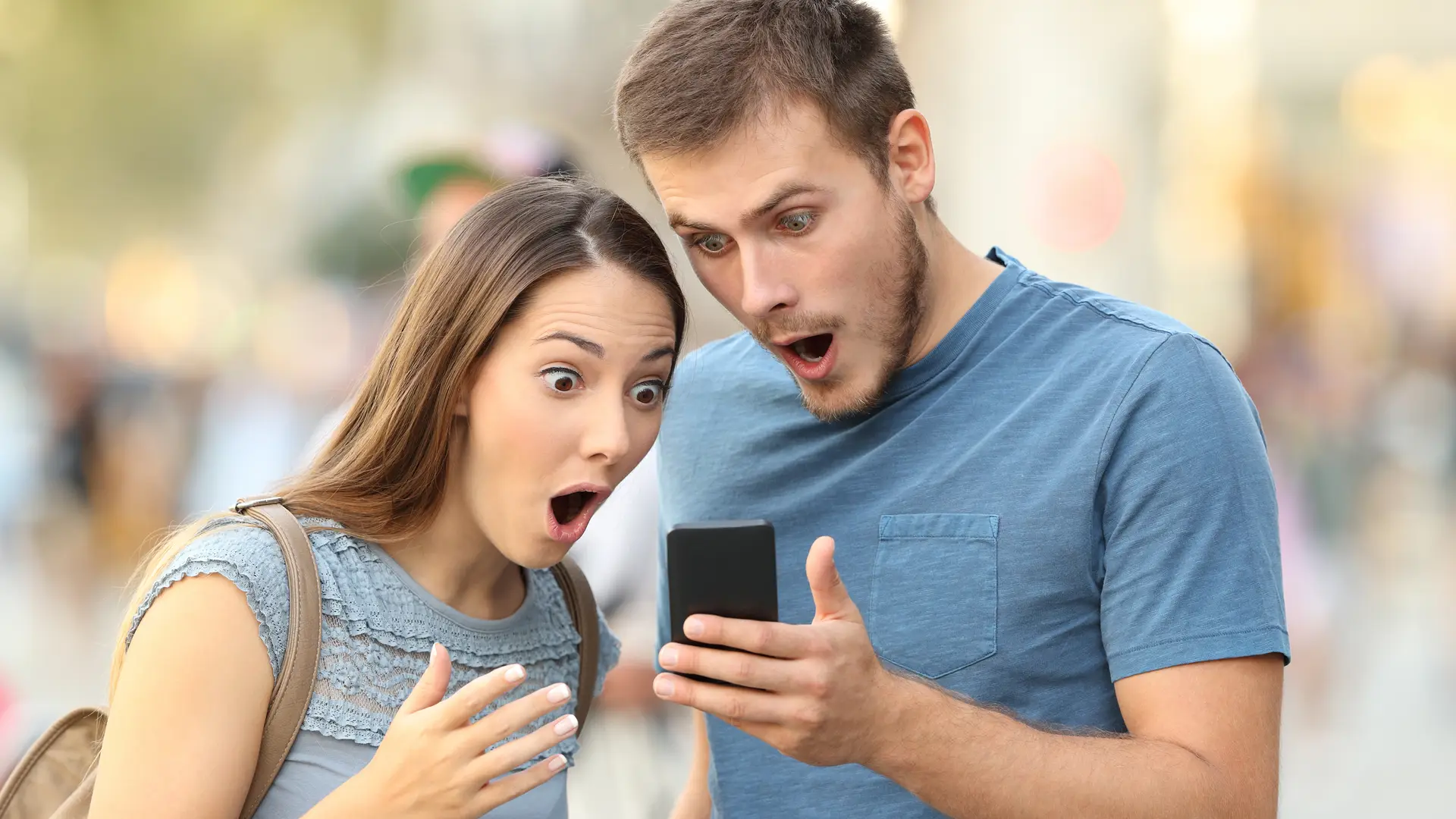 Pareja sorprendida viendo las ofertas de finetwork Pareja sorprendida viendo las ofertas de finetwork