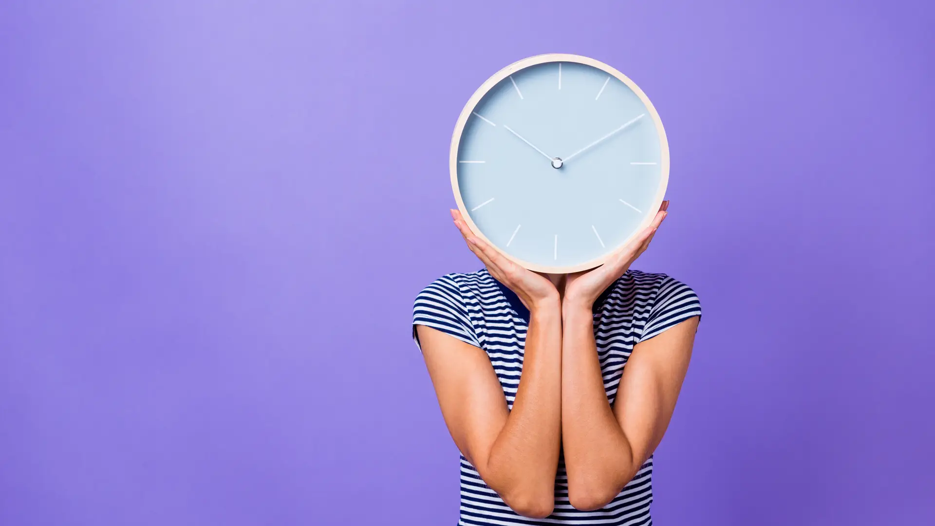 Joven con reloj puesto en la cabeza esperando que llegue el momento en el que cumpla su permanencia finetwork Joven con reloj puesto en la cabeza esperando que llegue el momento en el que cumpla su permanencia finetwork