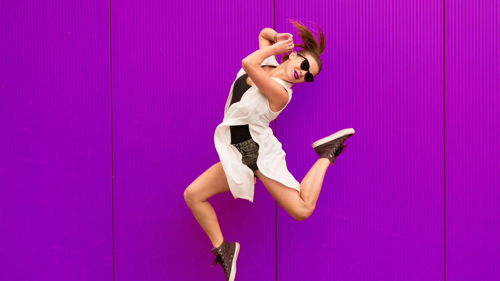 Mujer feliz activa saltando simboliza la portabilidad finetwork