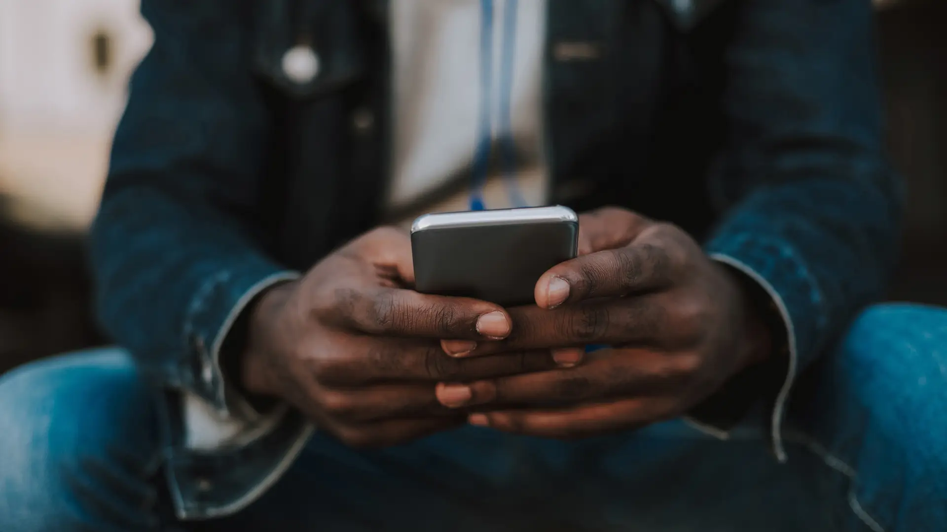 Joven con smartphone disfrutando de las tarifas internet de finetwork Joven con smartphone disfrutando de las tarifas internet de finetwork