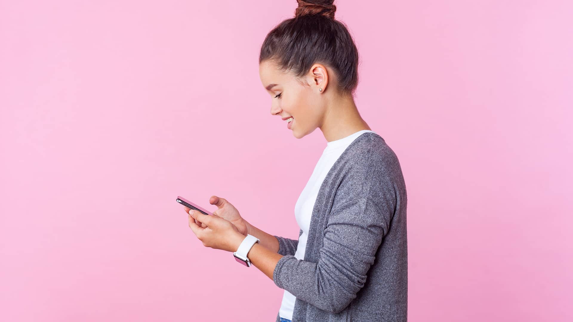 Adolescente usando su smartphone simboliza tarifa móvil prepago de finetwork