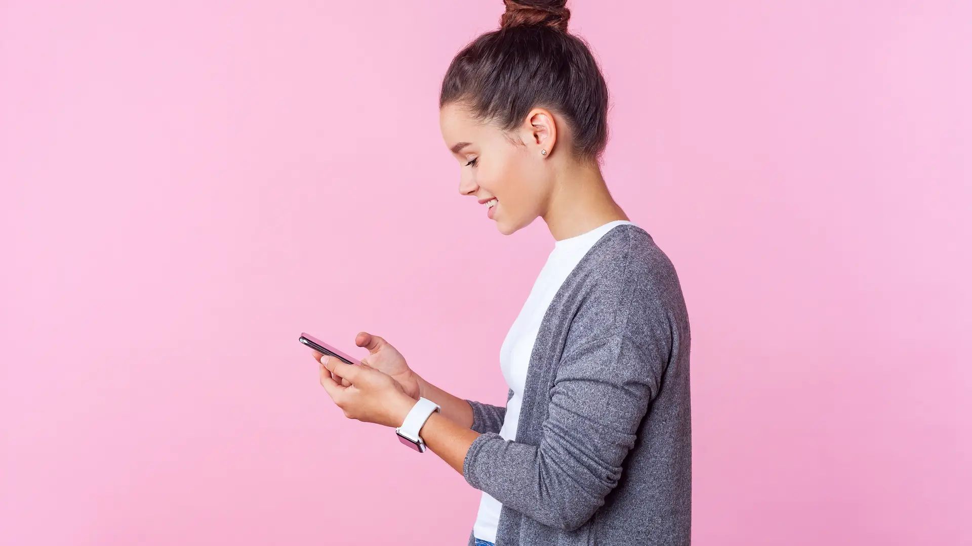 Adolescente usando su smartphone simboliza tarifa móvil prepago de finetwork Adolescente usando su smartphone simboliza tarifa móvil prepago de finetwork