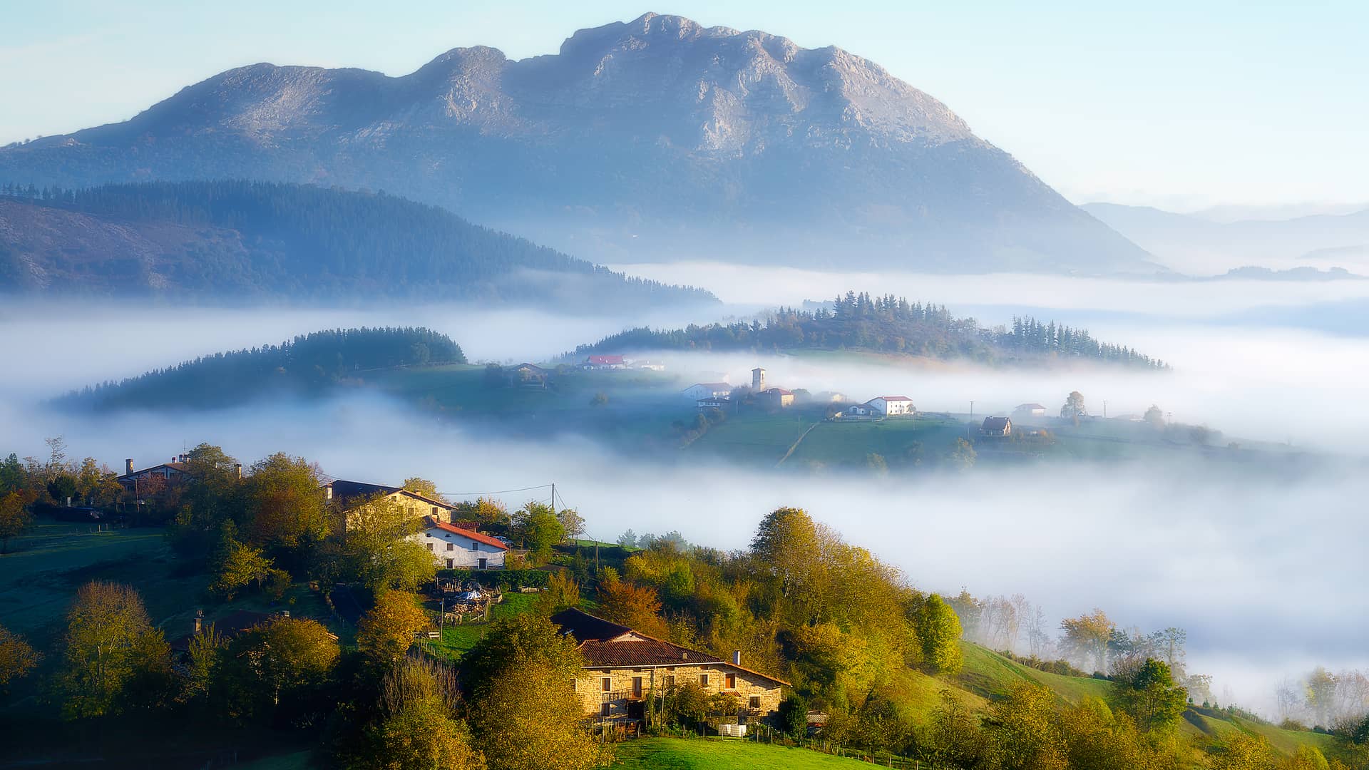 Valle de Aramaio con niebla en el País Vasco donde se puede disfrutar de los servicios de guuk