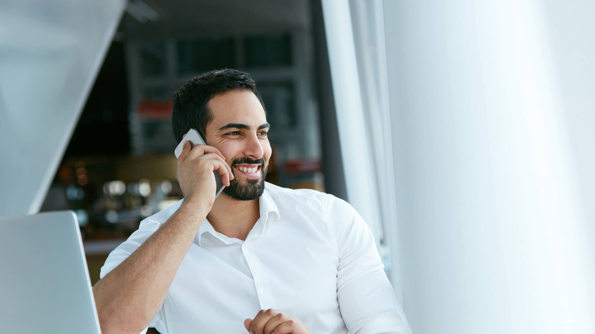 Hombre de negocios hablando por teléfono móvil simboliza guuk empresas