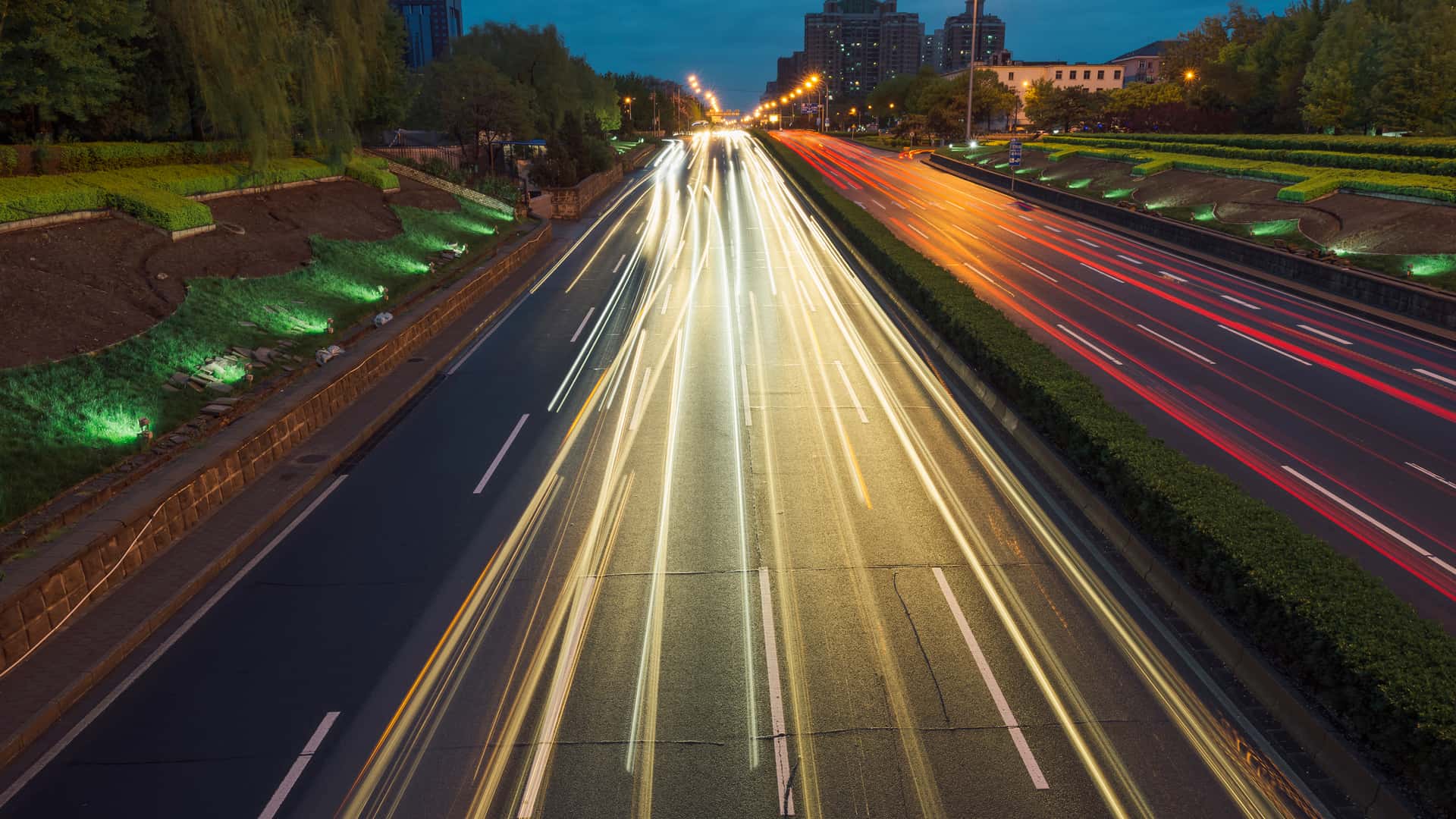 Urbano tráfico de autopista por la noche simboliza fibra cgnat de guuk