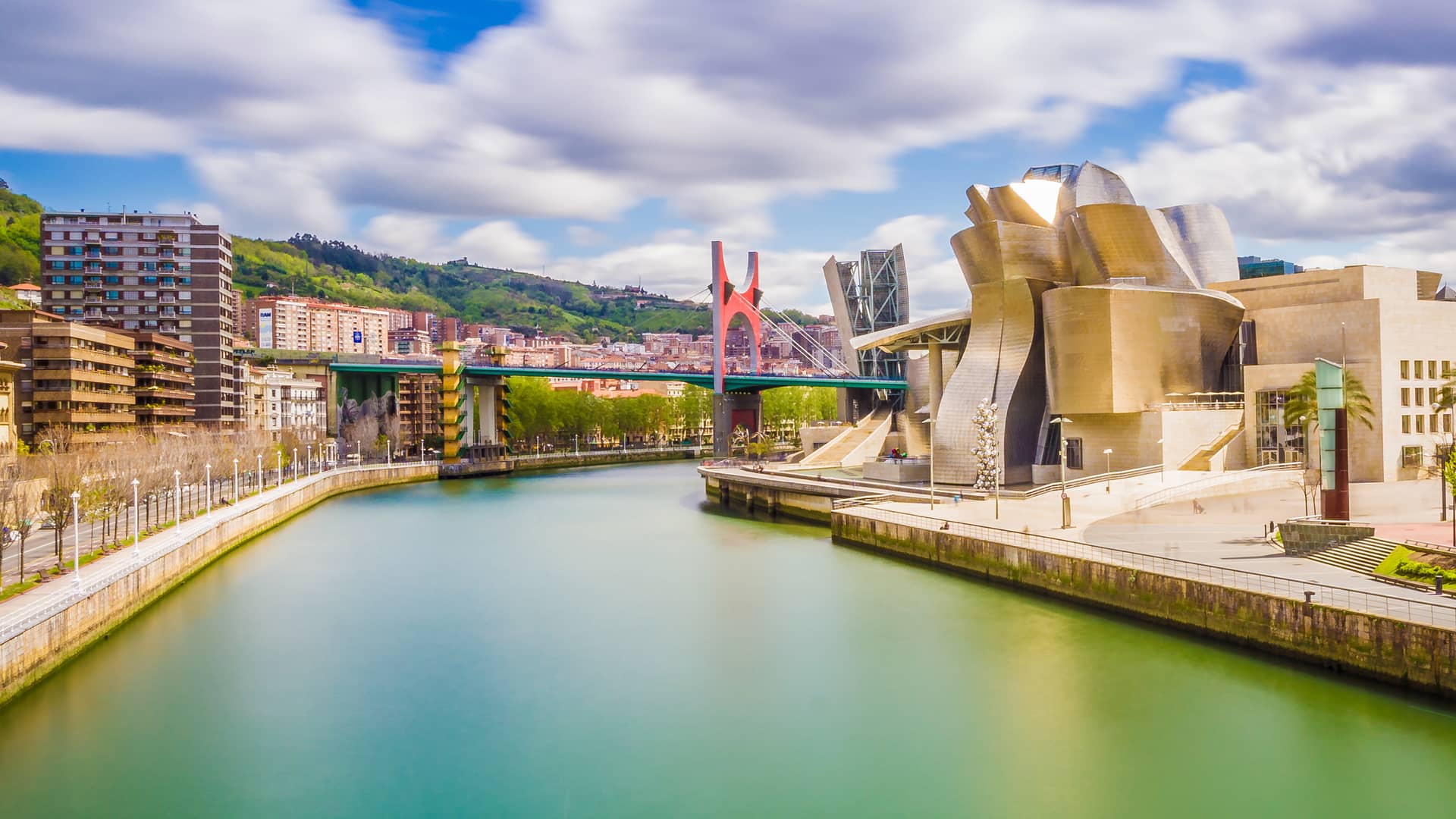 Paisaje urbano de Bilbao donde hay disponible guuk