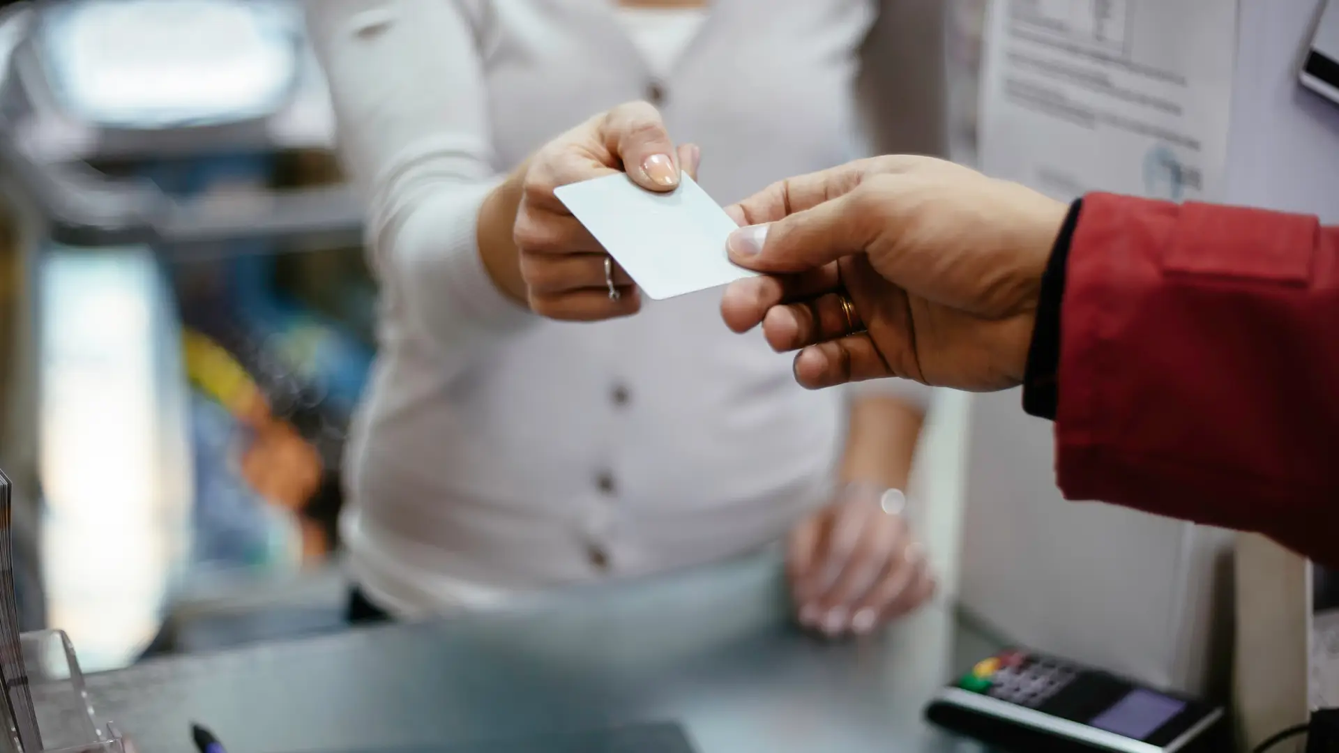 Recepcionista de tienda guuk recibiendo un cobro Recepcionista de tienda guuk recibiendo un cobro