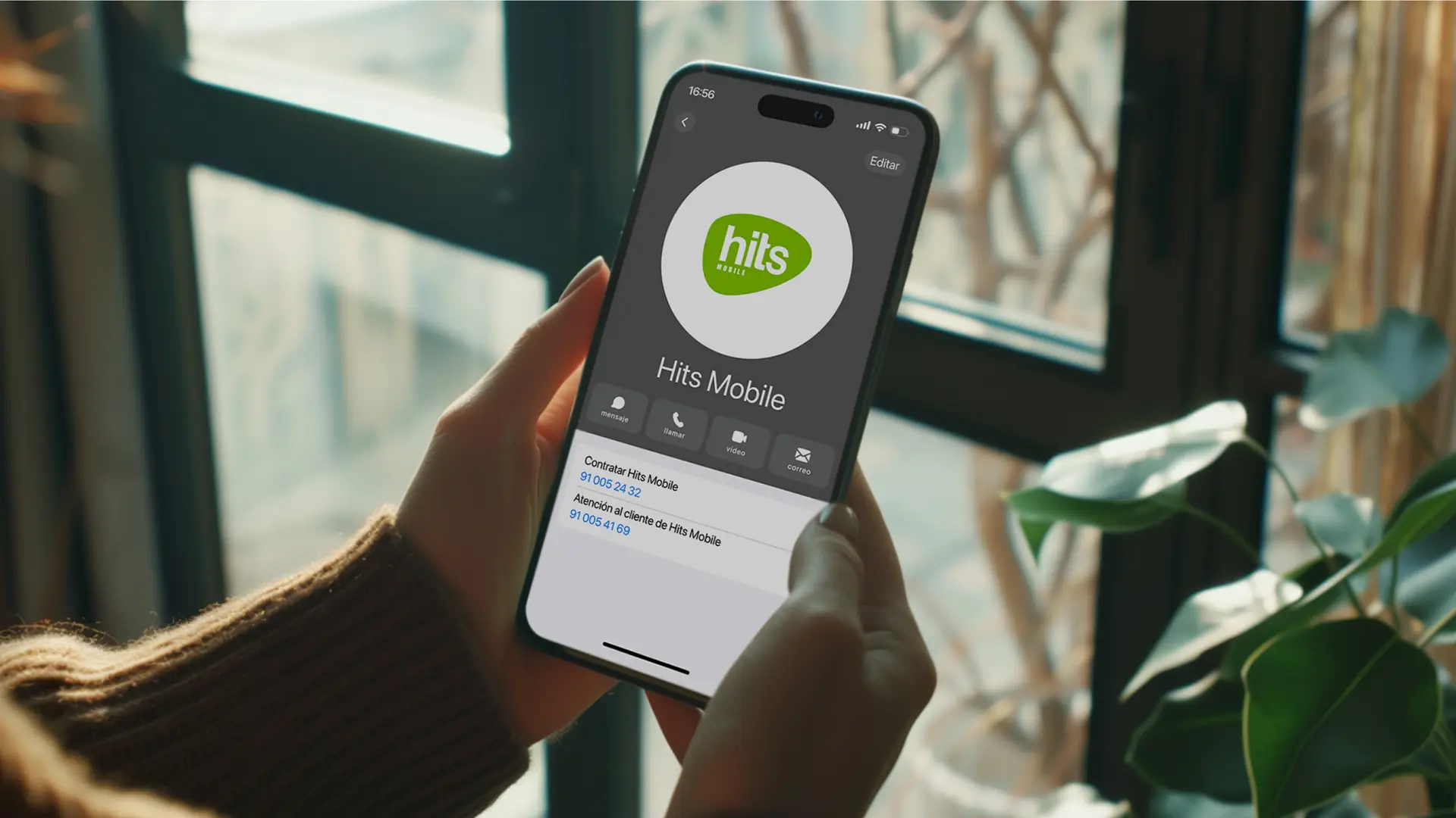 Pantalla de un móvil con el contacto de Hits Mobile con el número de contratación 91 005 24 32 y el de atención al cliente 91 005 41 69. Pantalla de un móvil con el contacto de Hits Mobile con el número de contratación 91 005 24 32 y el de atención al cliente 91 005 41 69.