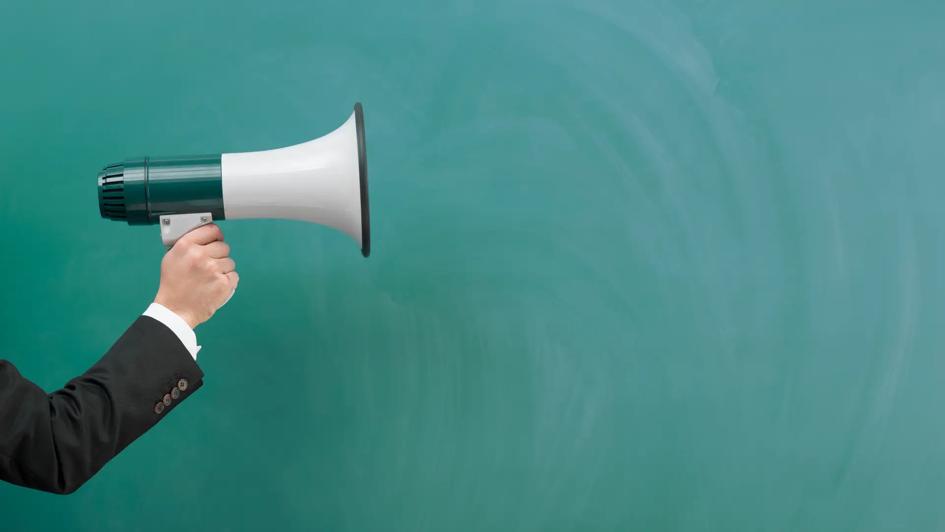 Joven con megáfono contando su opinión sobre hitsmobile