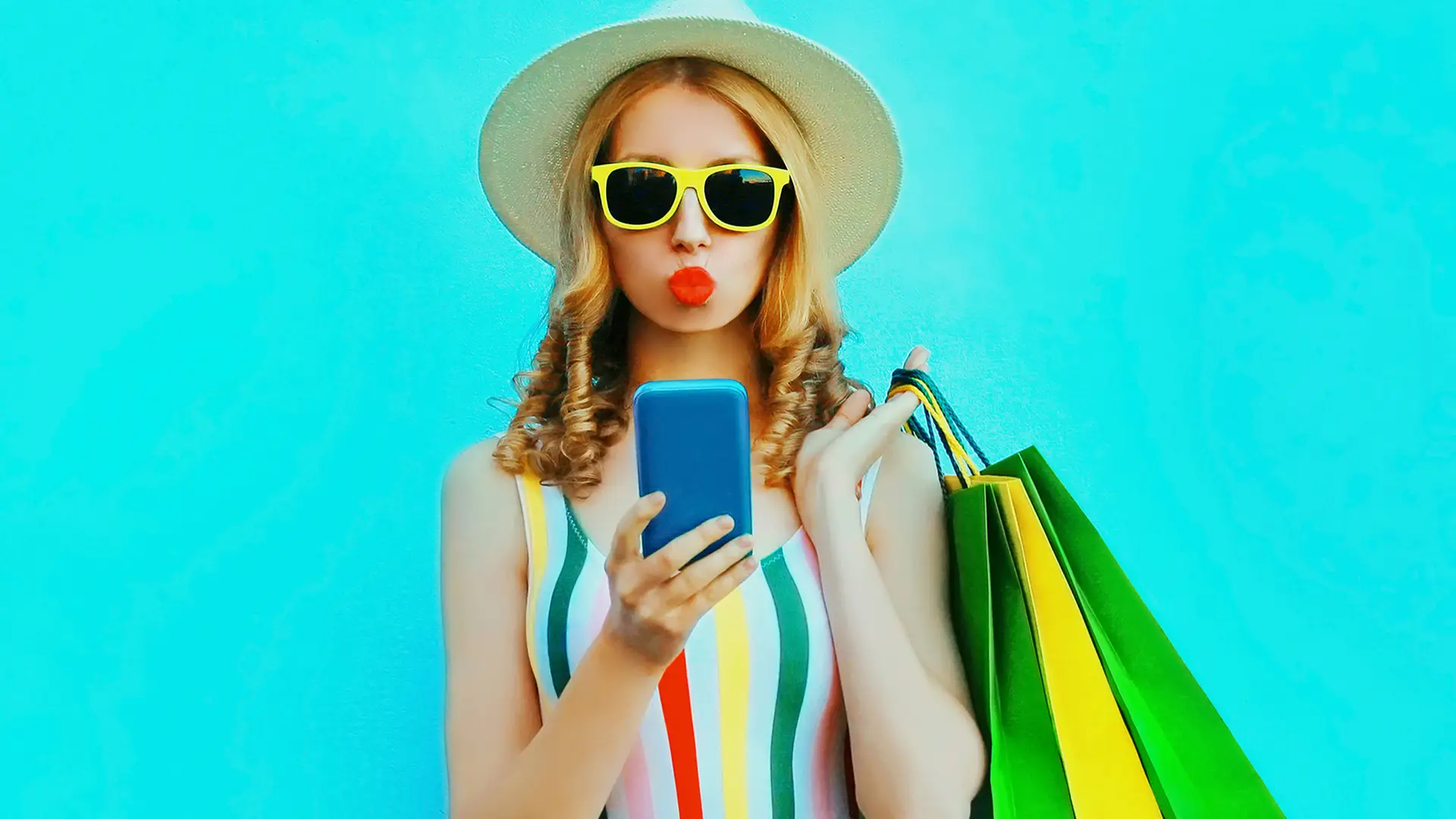 Mujer buscando en su smartphone como configurar apn ionmobile Mujer buscando en su smartphone como configurar apn ionmobile