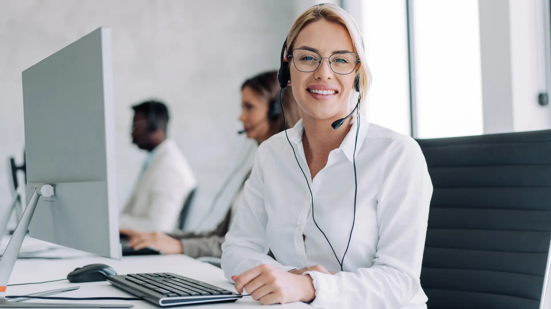 Mujer del departamento de atención al cliente como el del teléfono gratuito de la operadora Ion Mobile