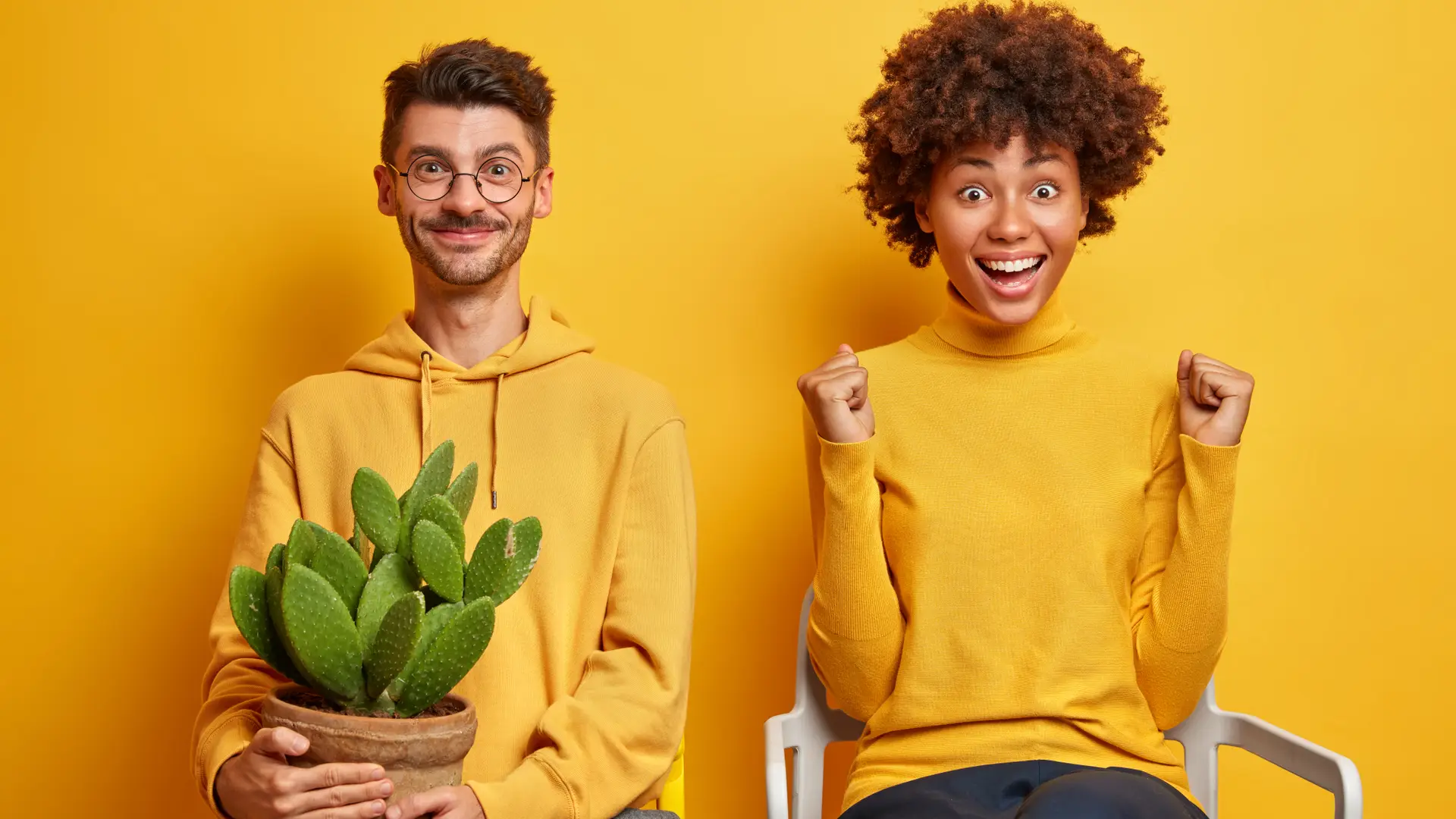 Pareja vestida de amarillo espera con entusiasmo en el área de clientes de jazztel Pareja vestida de amarillo espera con entusiasmo en el área de clientes de jazztel
