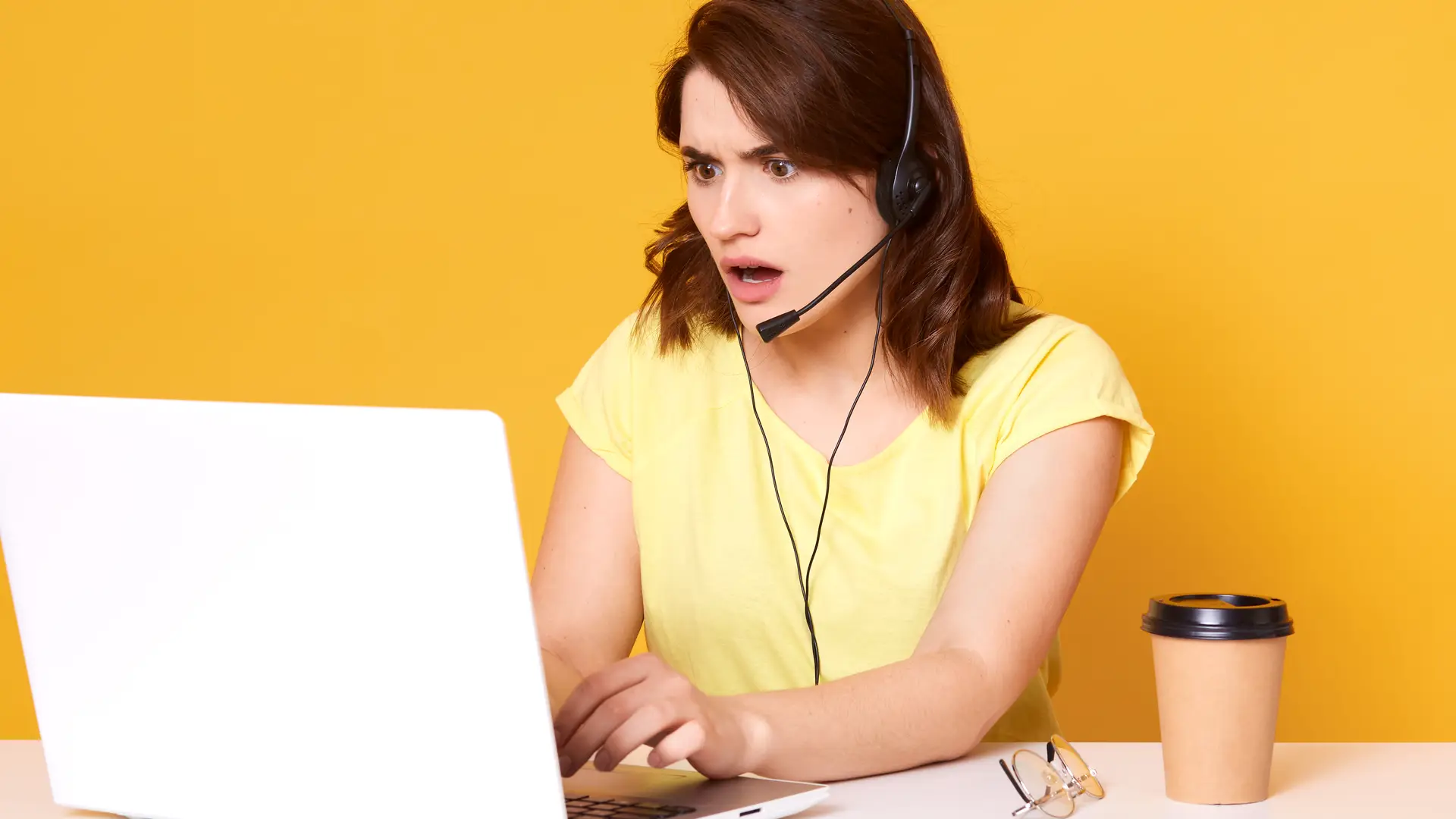 Mujer joven teletrabajando en su portatil hasta que pierde la conexión por una averia Mujer joven teletrabajando en su portatil hasta que pierde la conexión por una averia