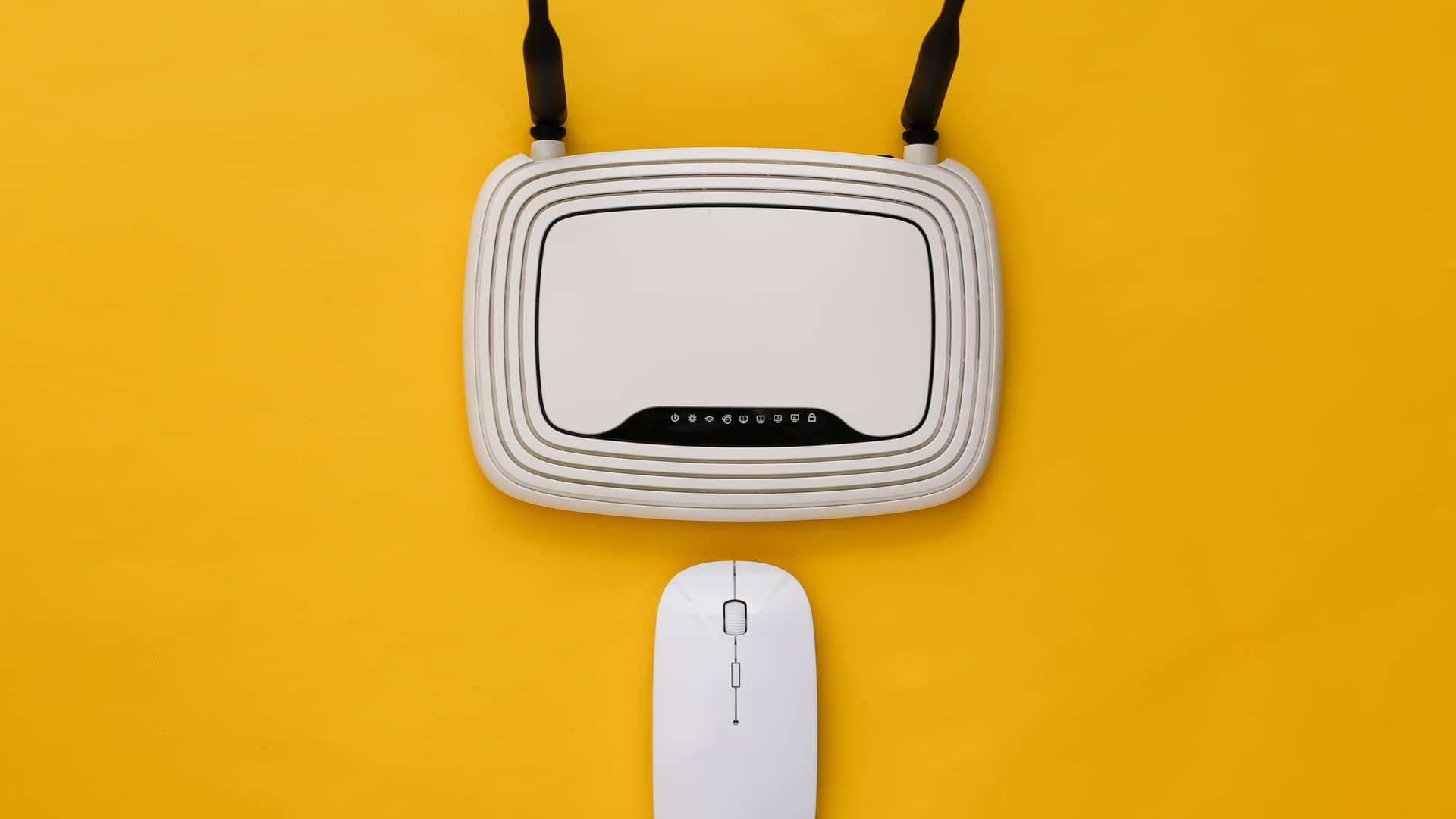 Un router y un ratón de ordenador blanco sobre fondo amarillo ilustra la cuota de línea de jazztel