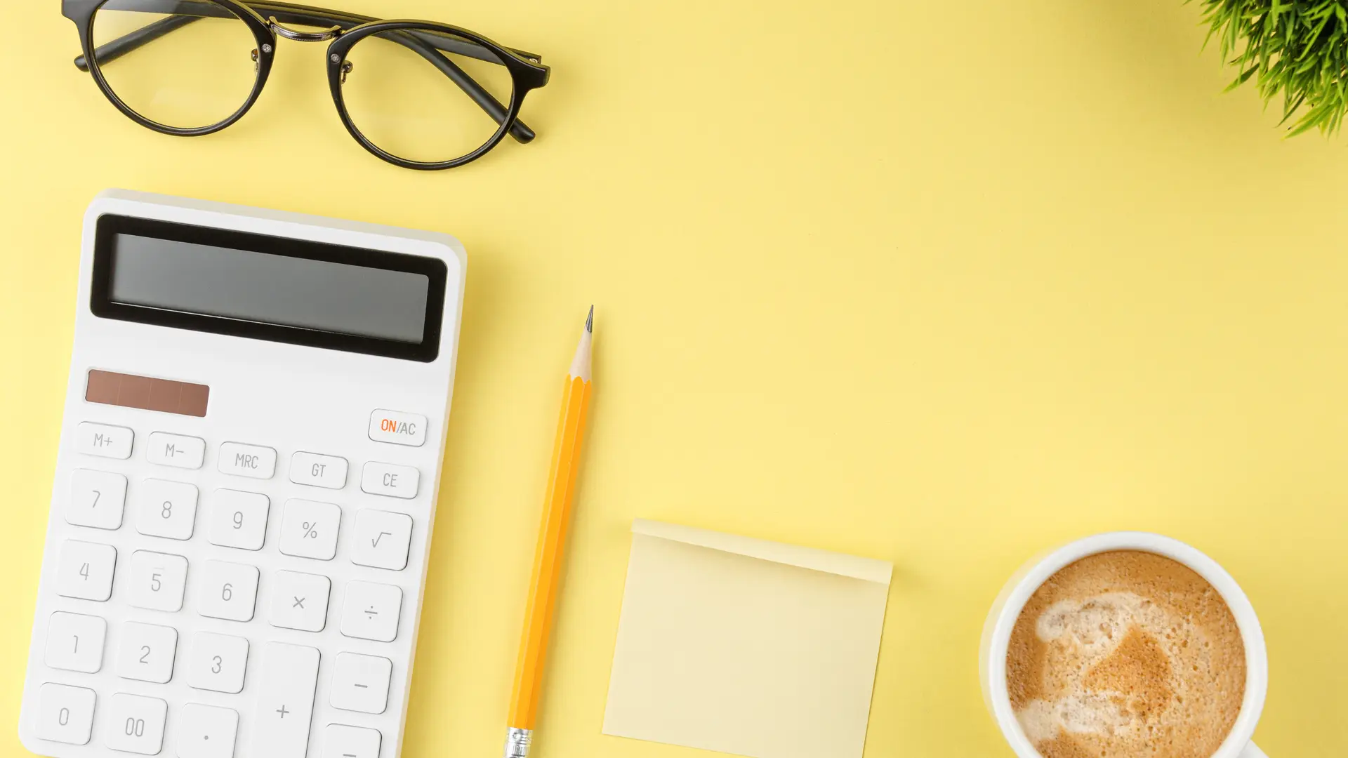 Gafas, calculadora, café, lapiz y papel de alguien que se esta preparando para revisar sus facturas de jazztel Gafas, calculadora, café, lapiz y papel de alguien que se esta preparando para revisar sus facturas de jazztel